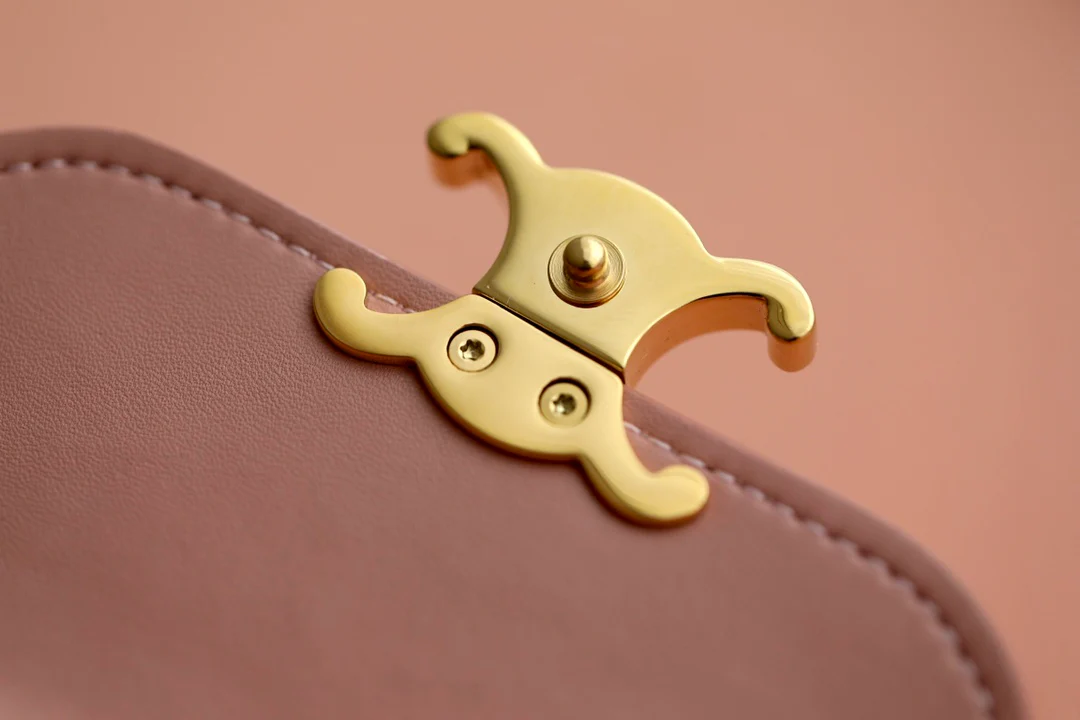 Маленький глянцевый кошелек Triomphe из овечьей кожи с клапаном - розовый