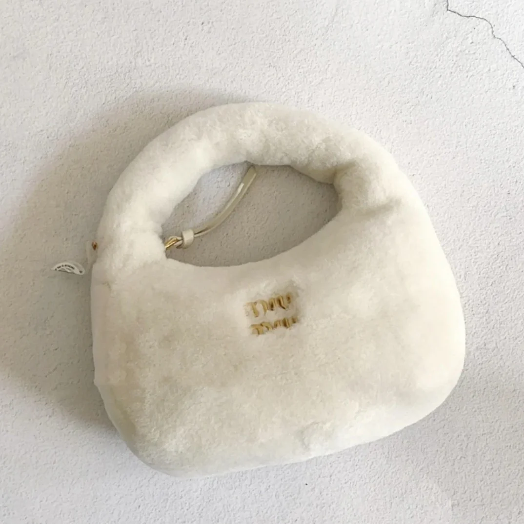 Сумка Miu Miu Wander - белая флисовая - на фото.