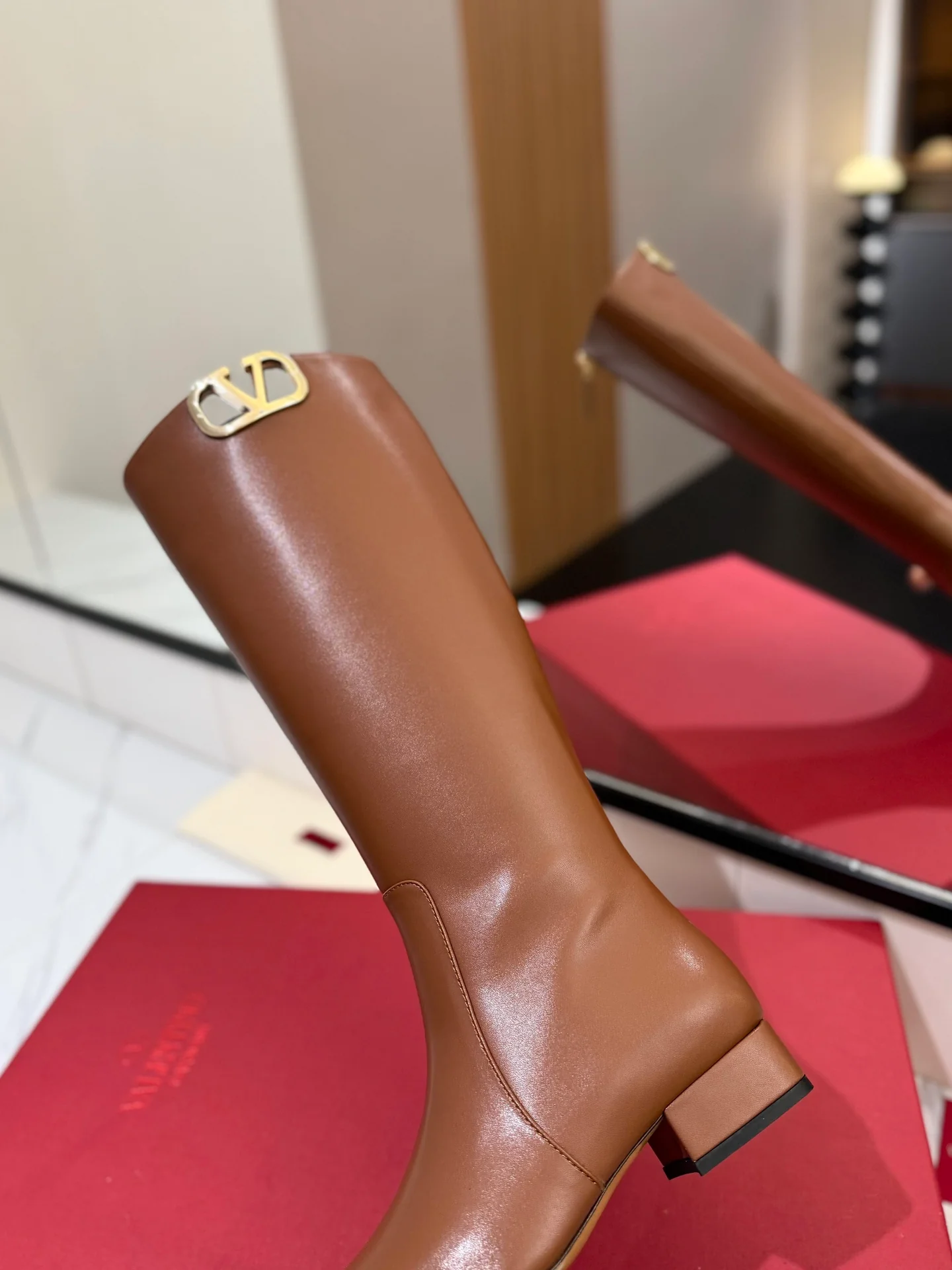 Кожаные сапоги Valentino 2024 - Кофейно-коричневый