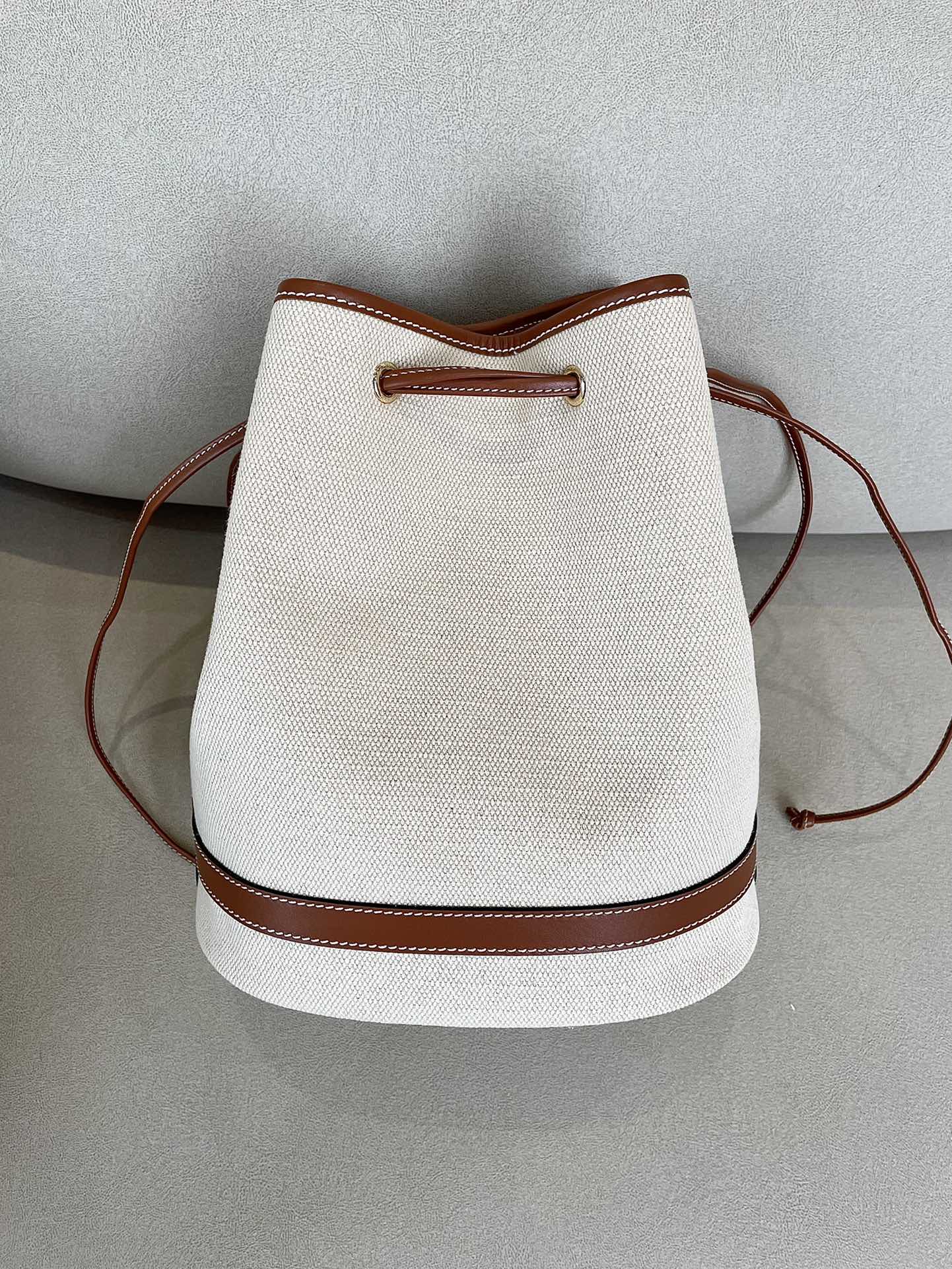 Сумка-ведро Celine Seau Marin на завязках из желто-коричневой ткани.