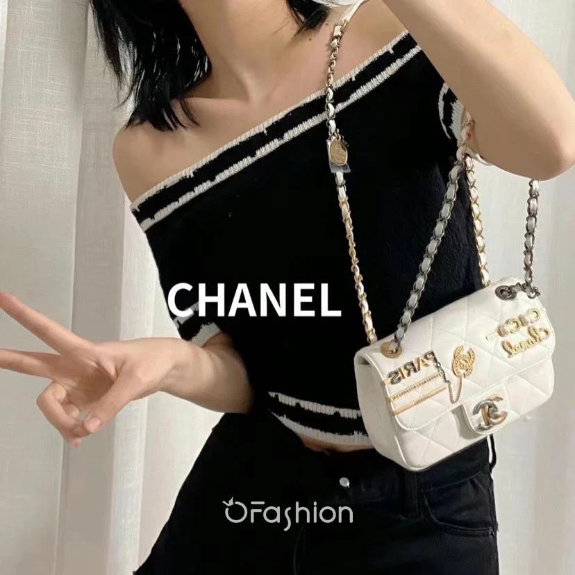 Новинка сезона осень/зима 2022 от Chanel - сумка с клапаном и значком - 18 см