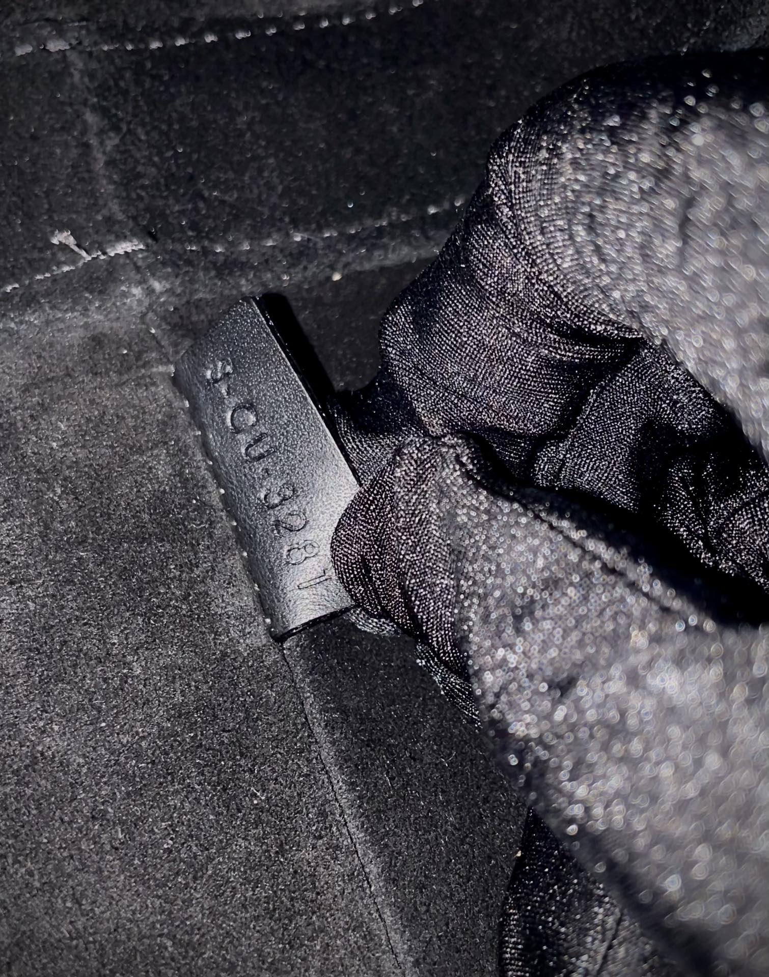 Маленькая черная кожаная сумка-ведро Celine Cuir Triomphe