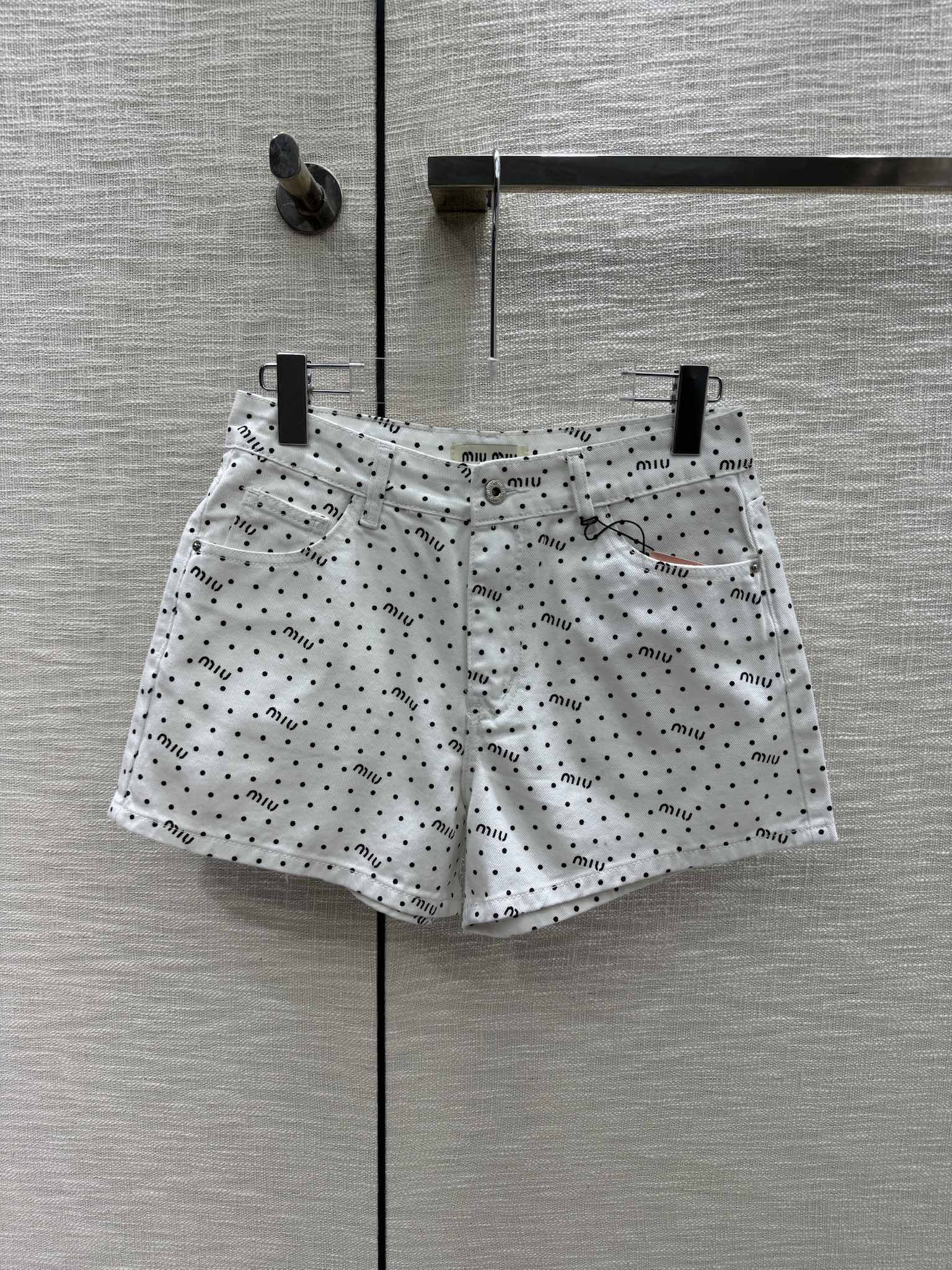 Джинсовые шорты Miu Miu 2404 в горошек с логотипом и буквами - белые.