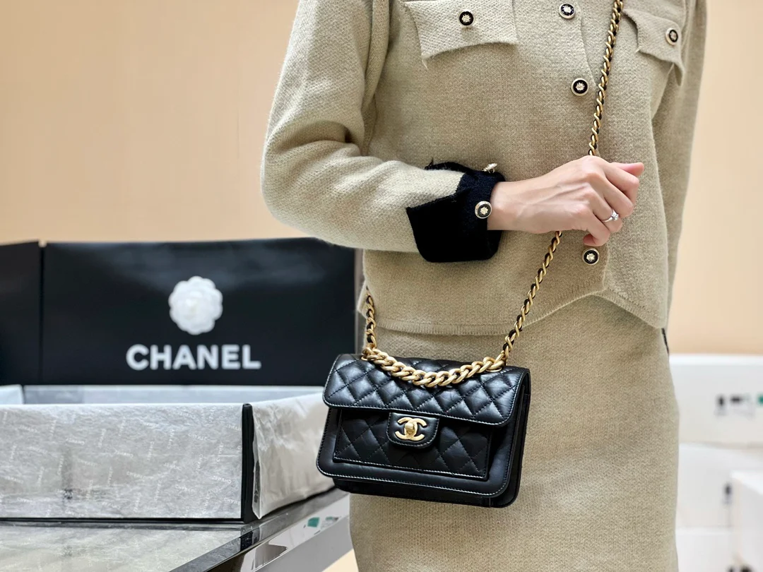 Новинка сезона весна/лето 2023 от Chanel - кожаная сумка Tofu Reissue - фотографии в действии.