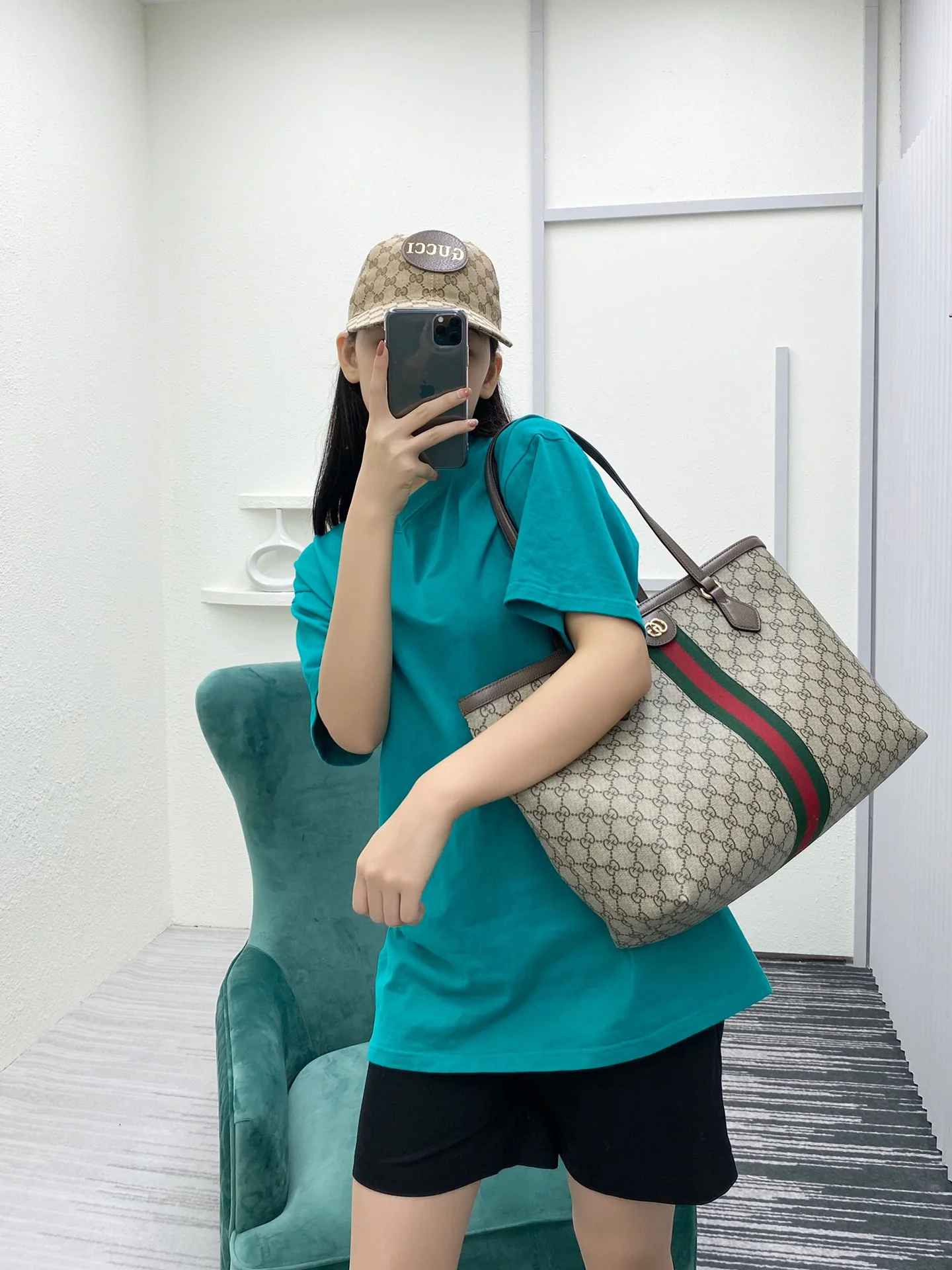 Классическая сумка-тоут Gucci — как она выглядит на руке.