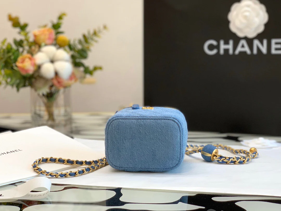 Маленькая квадратная коробочка Chanel Denim Gold Ball, светло-голубая.