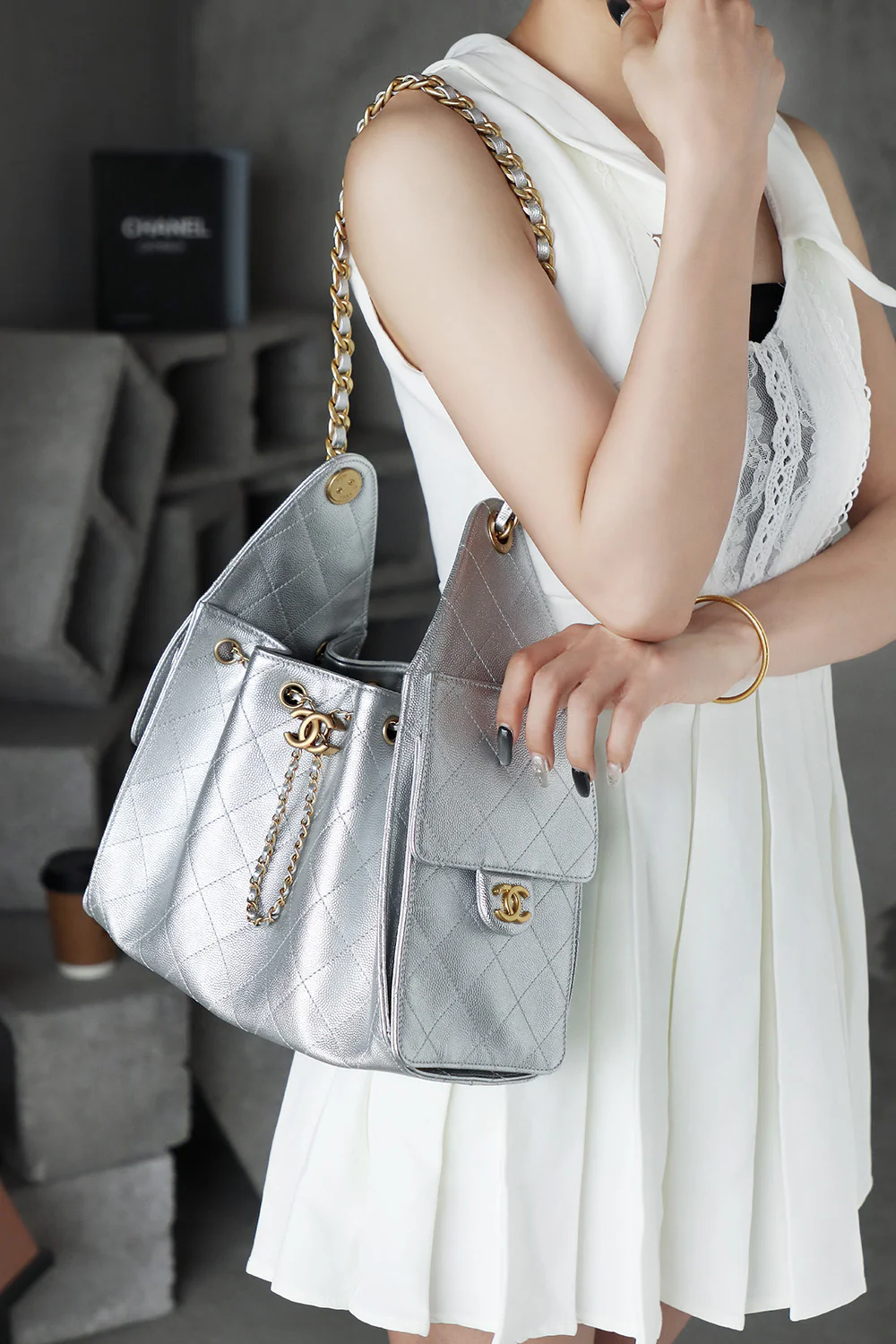 Сумка-хобо Chanel 25c Hippie, серебристая, маленькая, с золотой пряжкой.