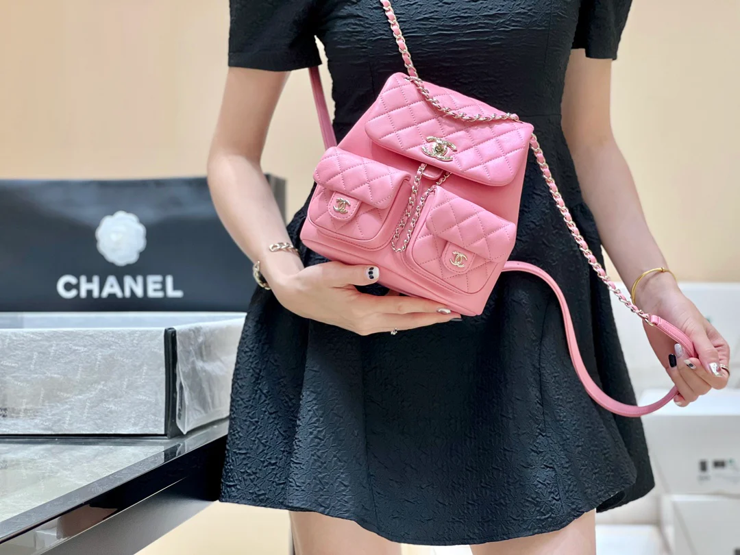 Коллекция Chanel Весна/Лето 2023 - Duma - Однотонный рюкзак из телячьей кожи - Розовый