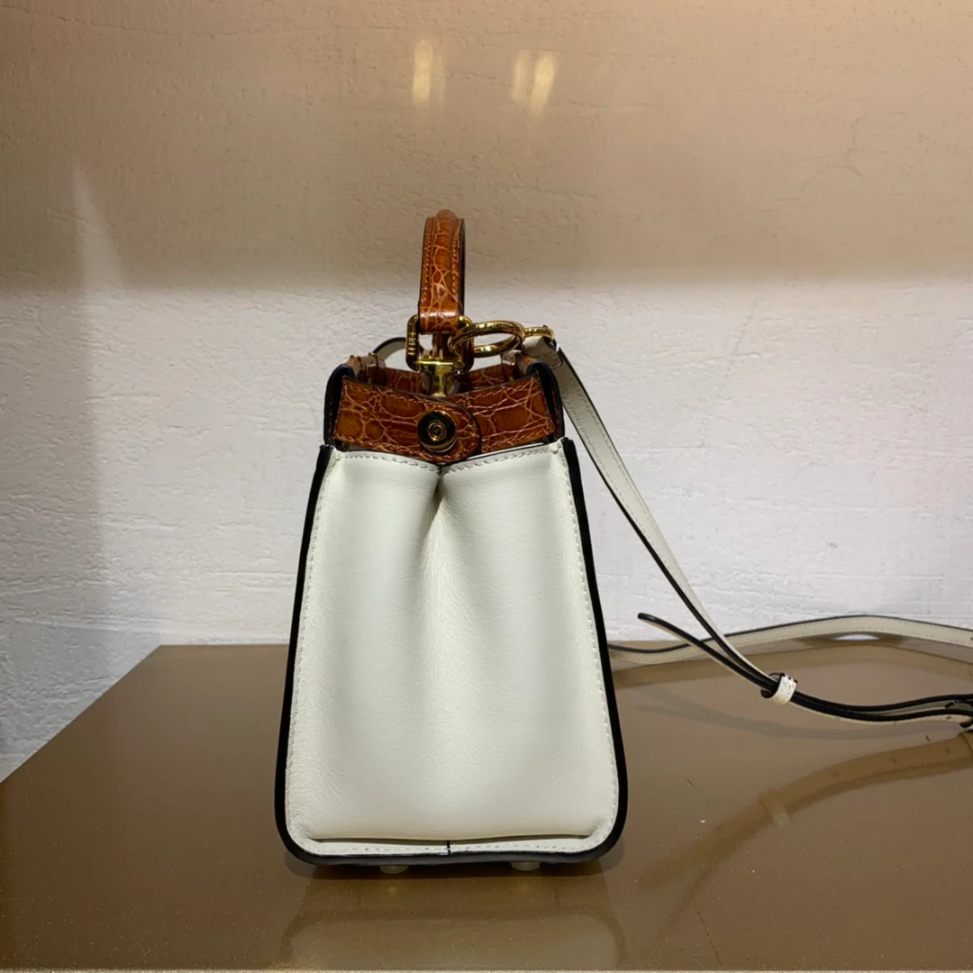 Маленькая белая кожаная сумочка Fendi Peekaboo