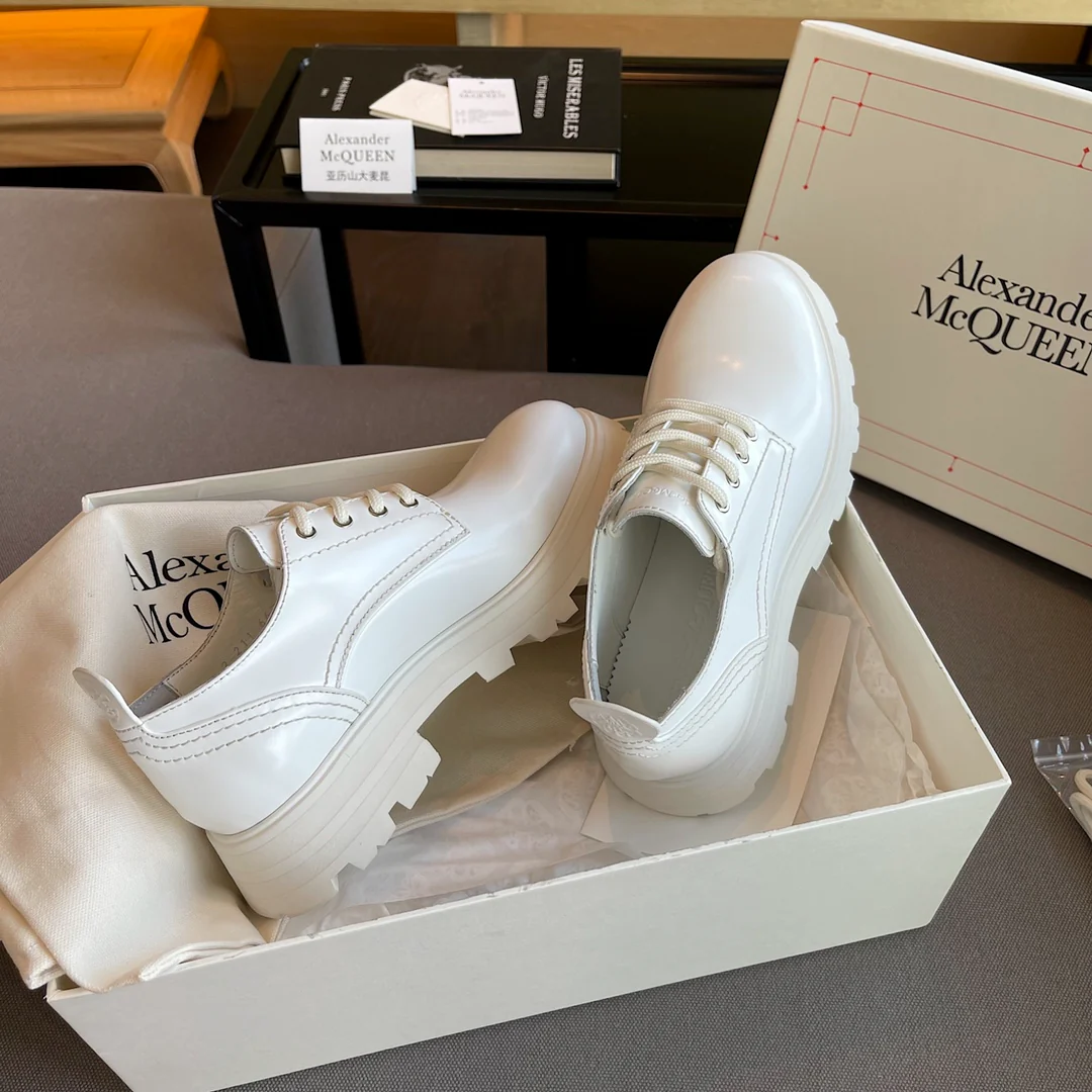 Белые лоферы на платформе McQueen