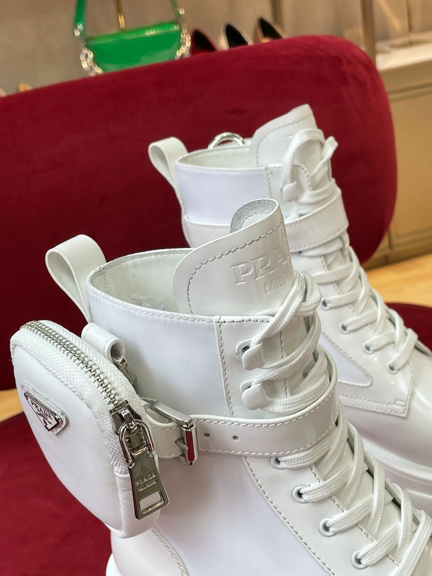 Новинка сезона осень/зима 2022 от Prada — классические тактические ботильоны — их носили Синди Ван, Ян Ми, Лю Вэнь и многие другие знаменитости.