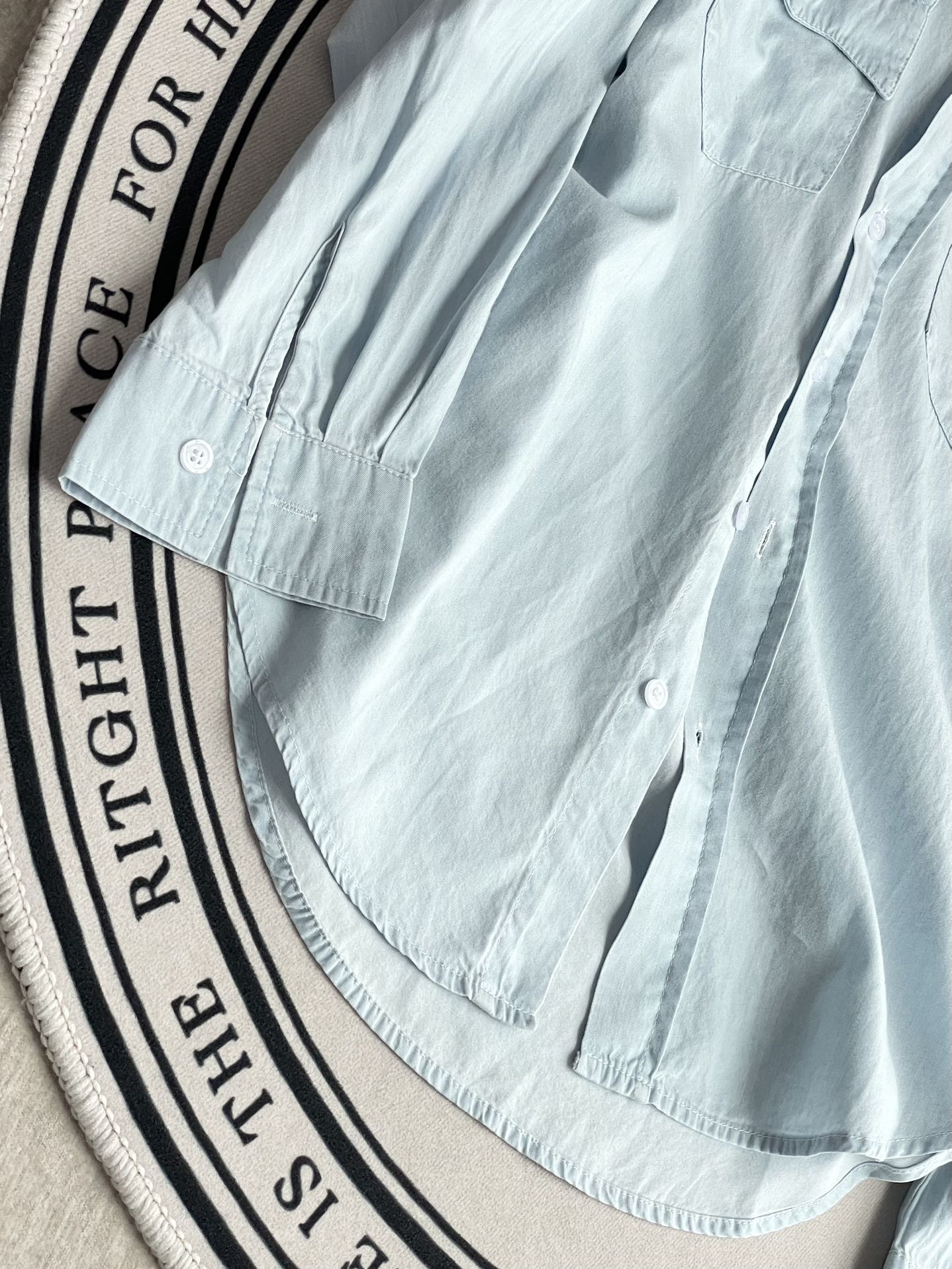 Miu Miu - 2404 - Джинсовая рубашка в молодежном и девичьем стиле с небольшим карманом и воротником.