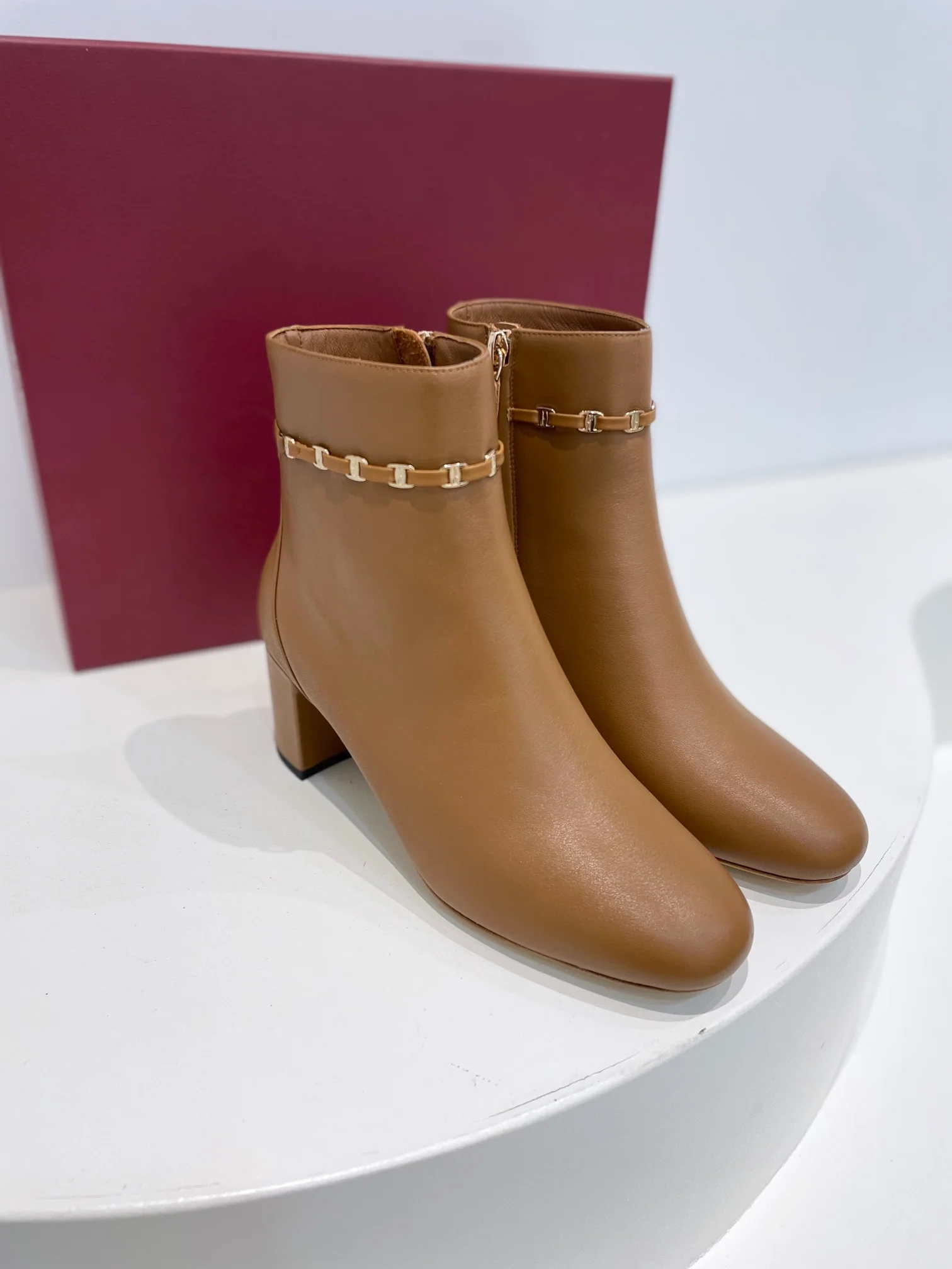 Ботильоны Salvatore Ferragamo Осень/Зима 2022 - Vara Chain с круглым носком, массивным каблуком и застежкой-молнией - Верблюжий цвет