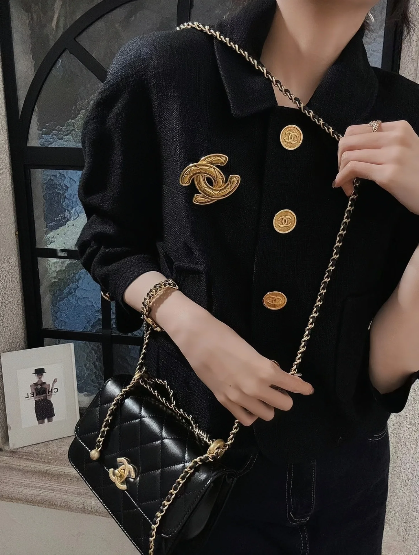 Маленькая черная сумка Chanel 24c с двойным золотым бисером и клапаном.