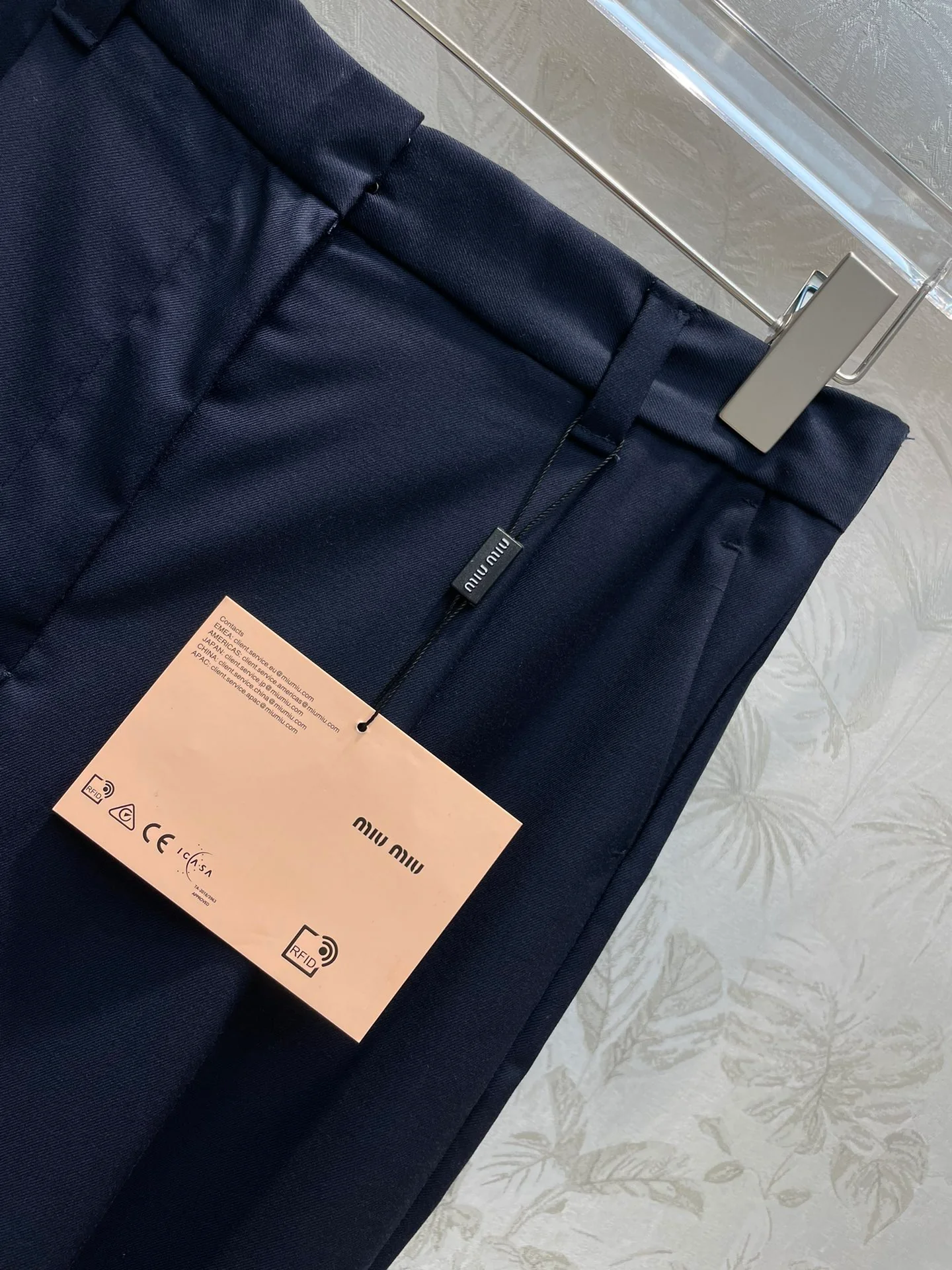 Miu Miu - Весна/Лето 2404-24: Идеальный образ в стиле преппи с вышитыми значками и брюками в стиле пэчворк.