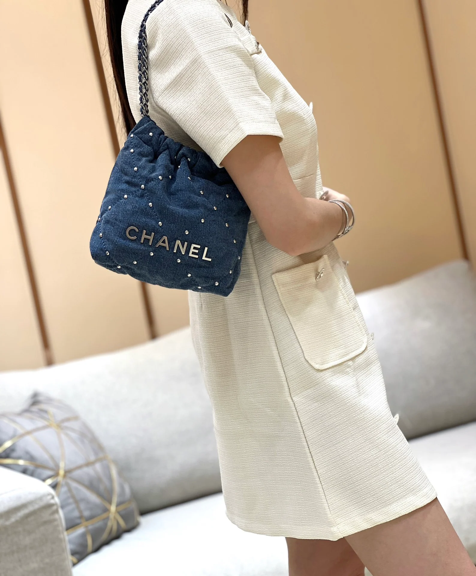 Мини-сумка Chanel 24s 22 серии с заклепками из джинсовой ткани