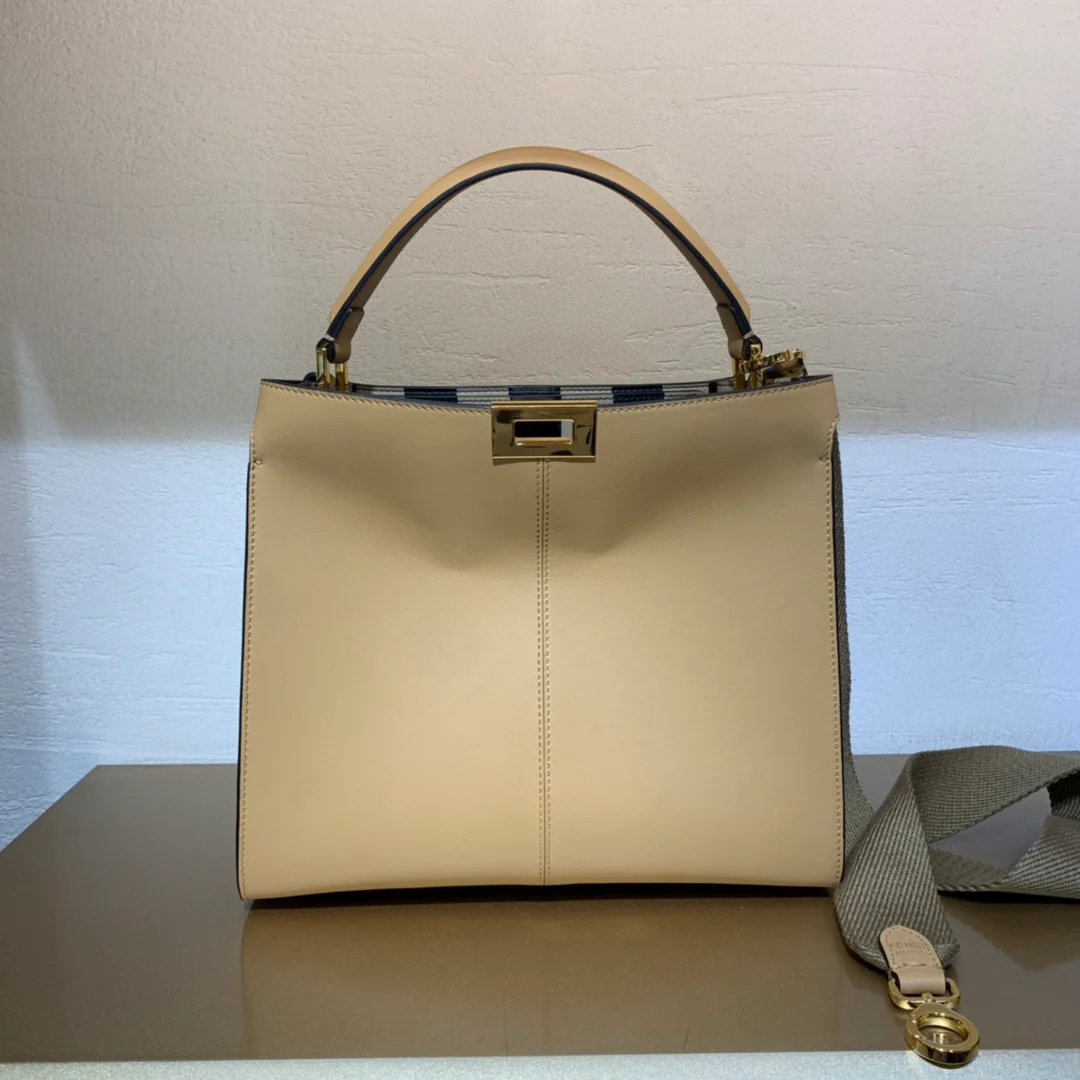Сумка Fendi Peekaboo Lite Medium из абрикосовой кожи.