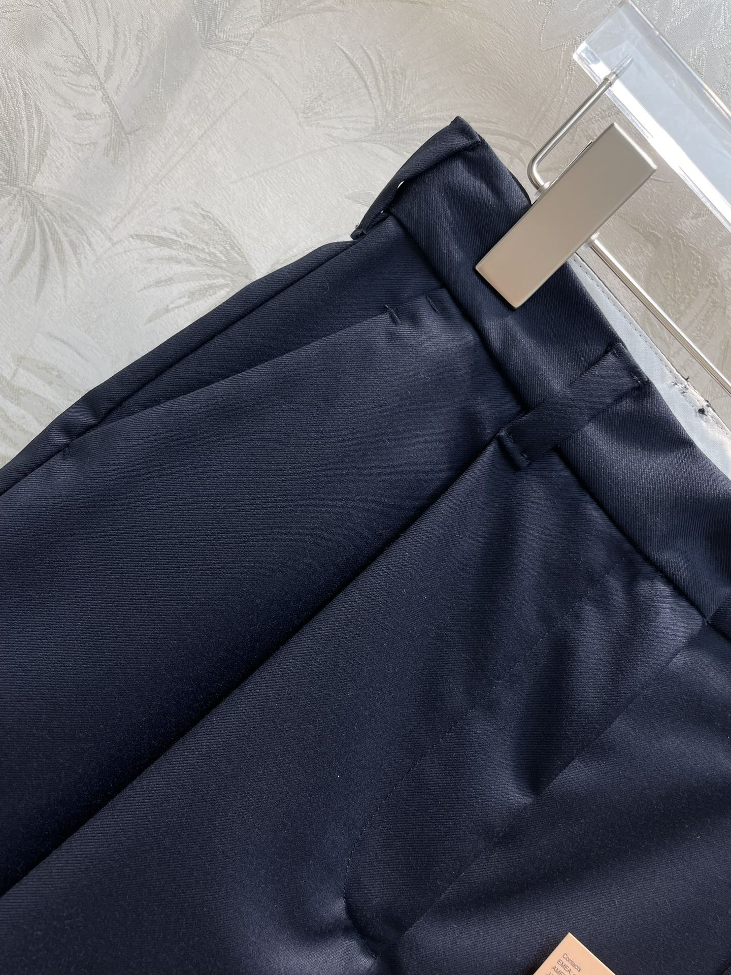 Miu Miu - Весна/Лето 2404-24: Идеальный образ в стиле преппи с вышитыми значками, лоскутными блейзерами и шортами.