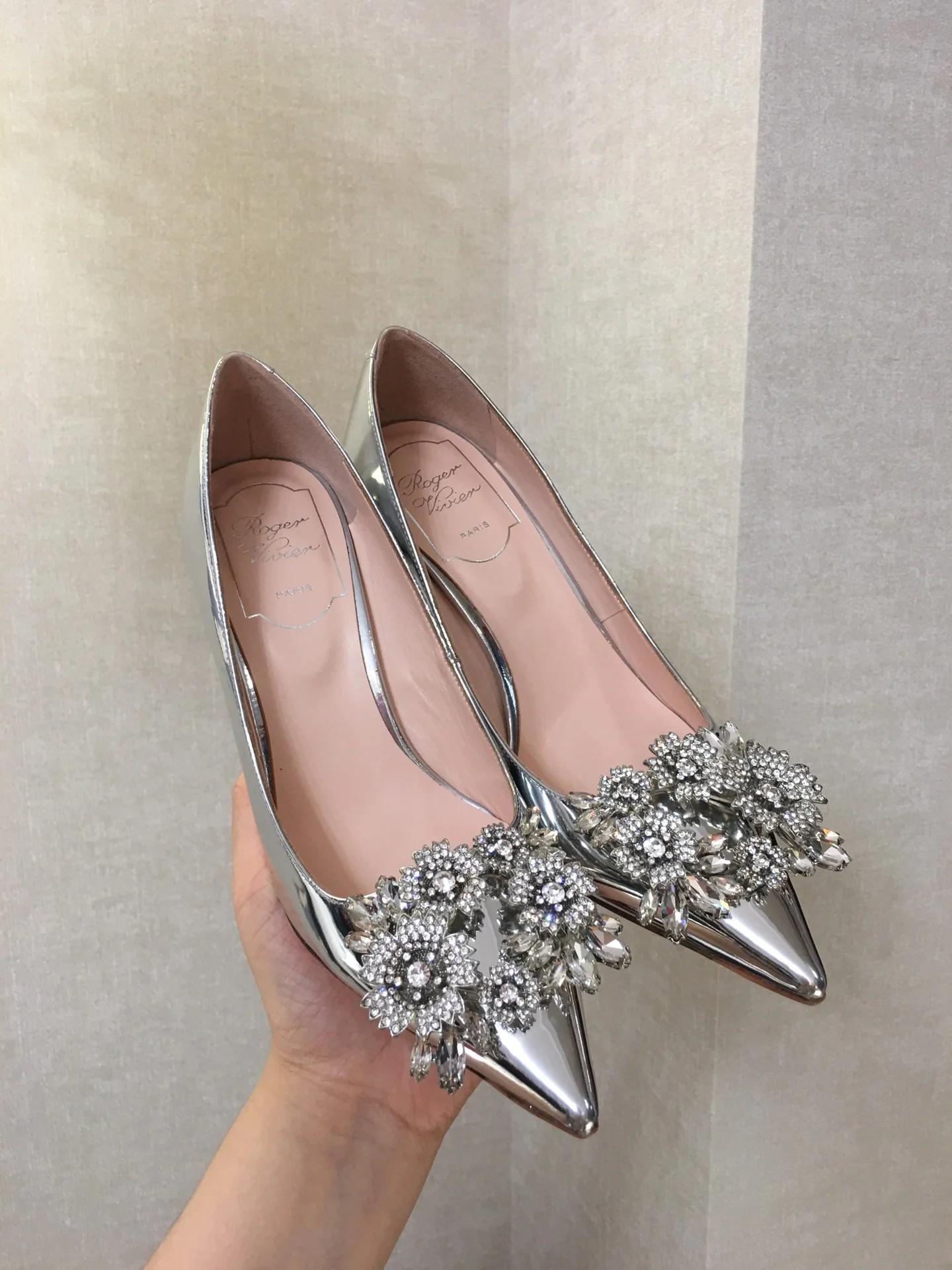 Туфли RV - туфли на высоком каблуке с острым носком и бриллиантовой пряжкой - серебристые