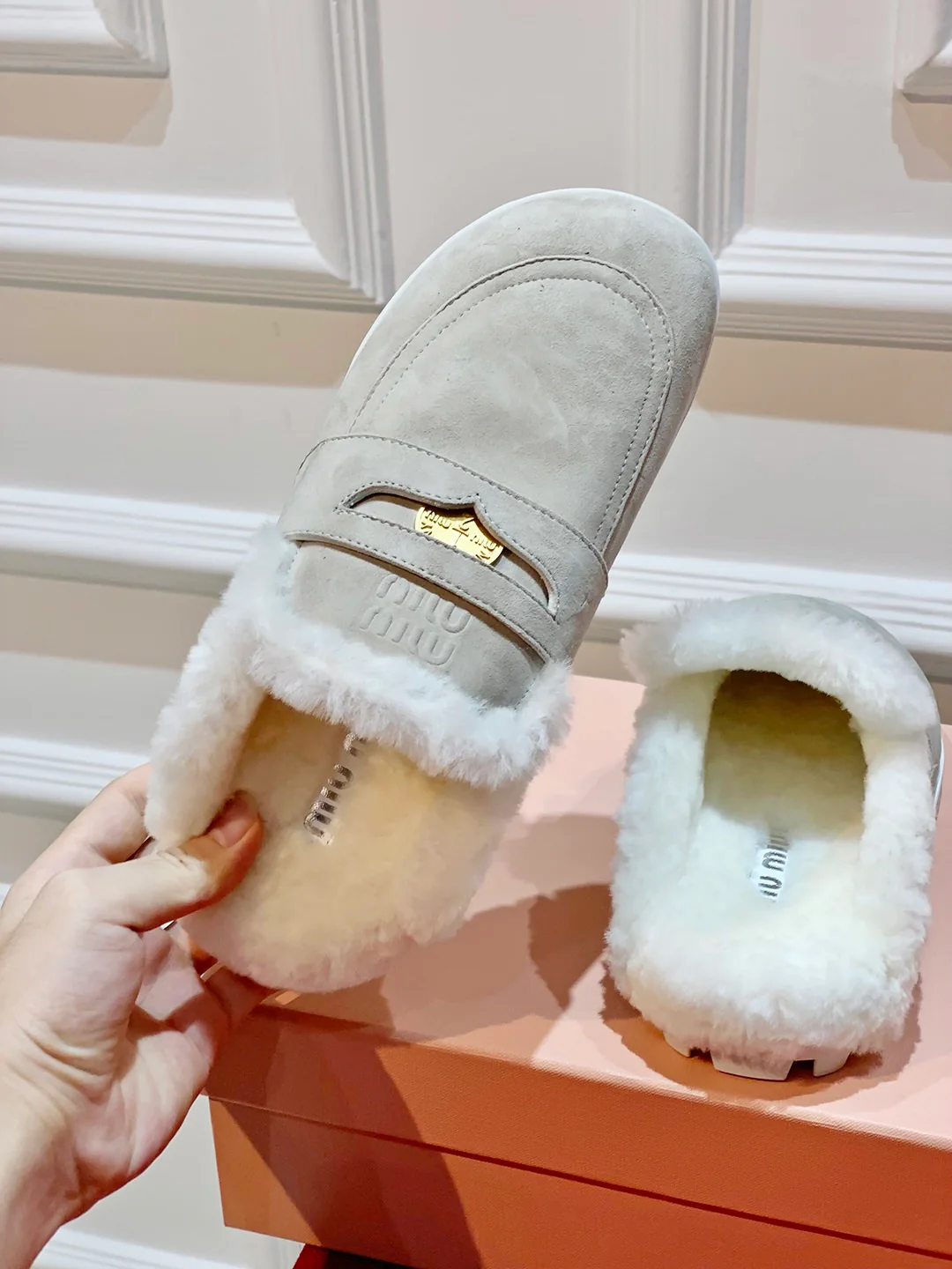 Новинка сезона осень/зима 2023 от Miu Miu - Меховые тапочки с золотой пряжкой - Светло-серые