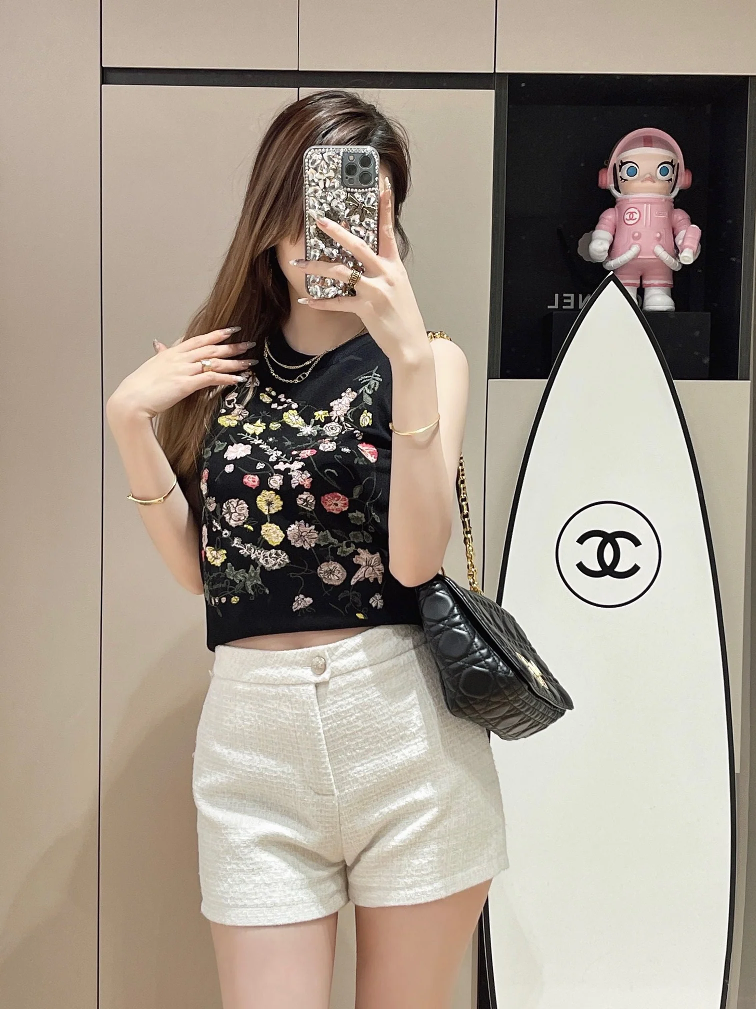 Dior - 2403-24 Ранняя весна. Новая цветочная коллекция. Вязаный жилет с обильной вышивкой в ??виде цветов - Черный.