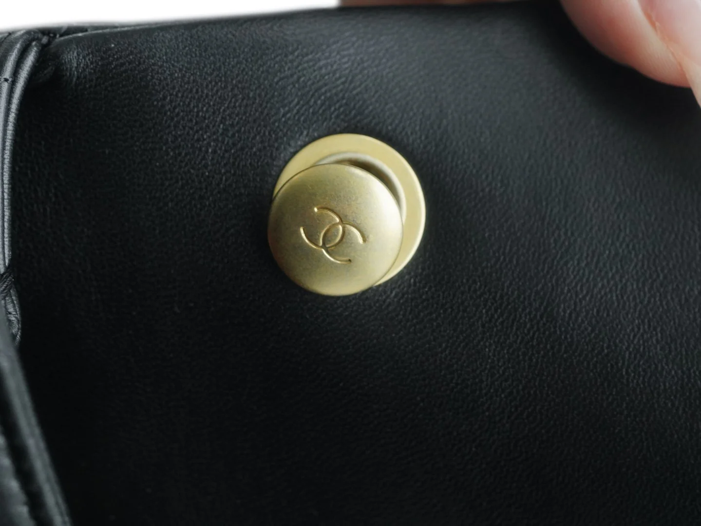 Коллекция Chanel Весна/Лето 2023 - Сумка с регулируемой пряжкой Camellia - CF Flap Bag - Черная - Маленькая