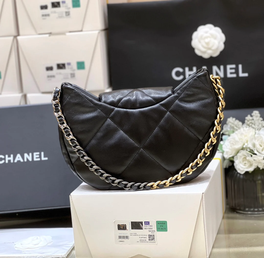 Новая коллекция Chanel ?Ранняя весна? — 24c — 19bag — сумка-хобо под мышкой — черная.