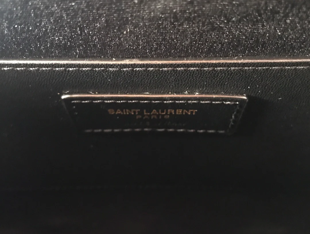 Сумка YSL Manhattan - фурнитура из золотистого материала с тиснением под крокодиловую кожу.