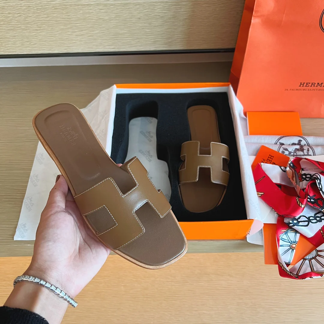 Классические домашние тапочки Hermes H - Верх из однотонной кожи - Подошва, полностью закрывающая тапочки - Коричневый