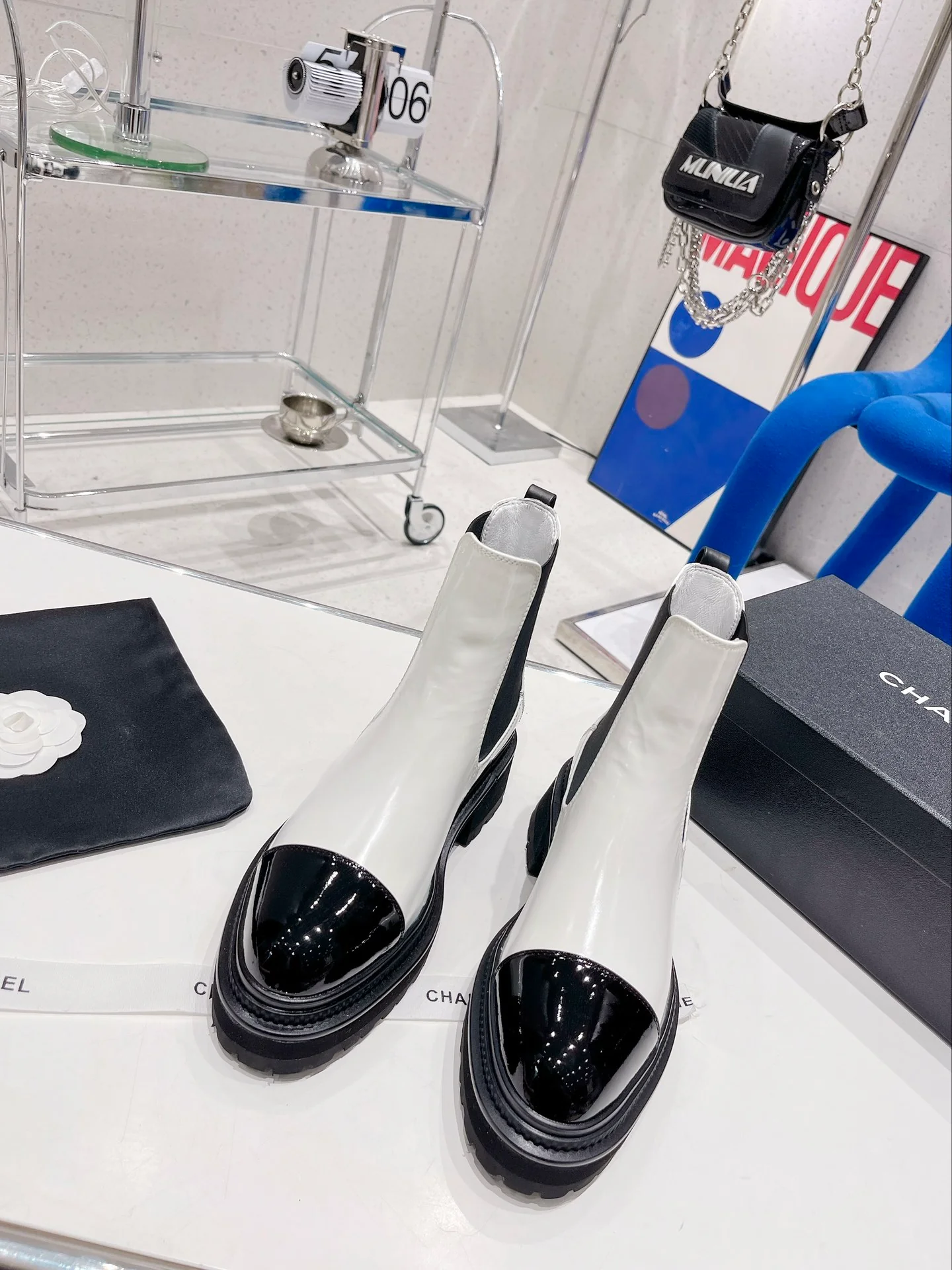 Ботинки челси — новинка осенне-зимней коллекции 2022 года — белые.