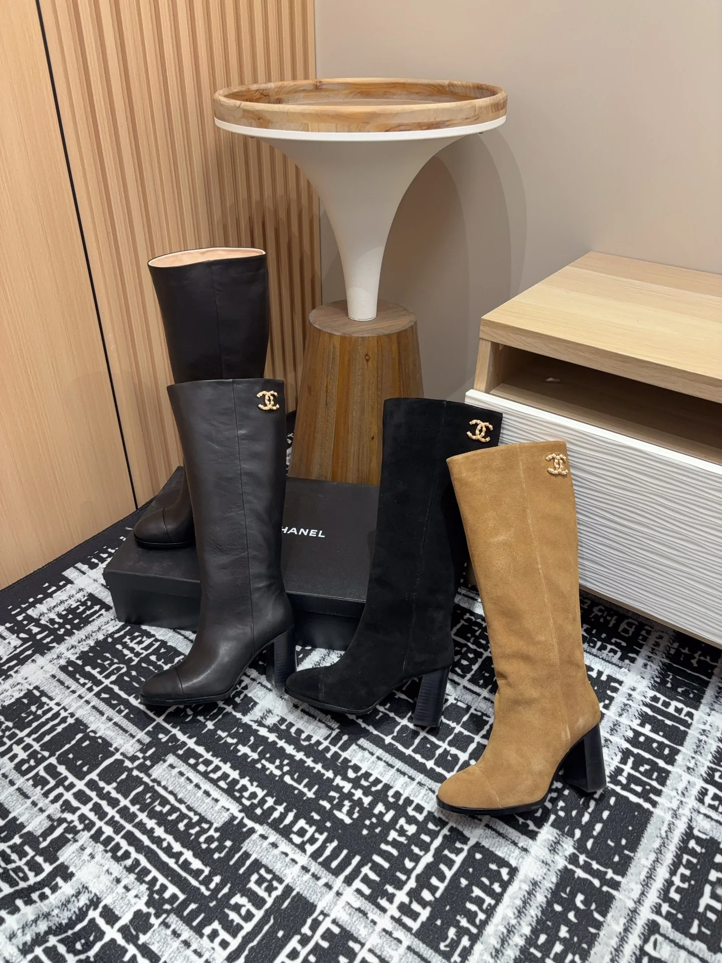 Ботинки Chanel на высоком каблуке для верховой езды 2024 года - изображение из коллекции