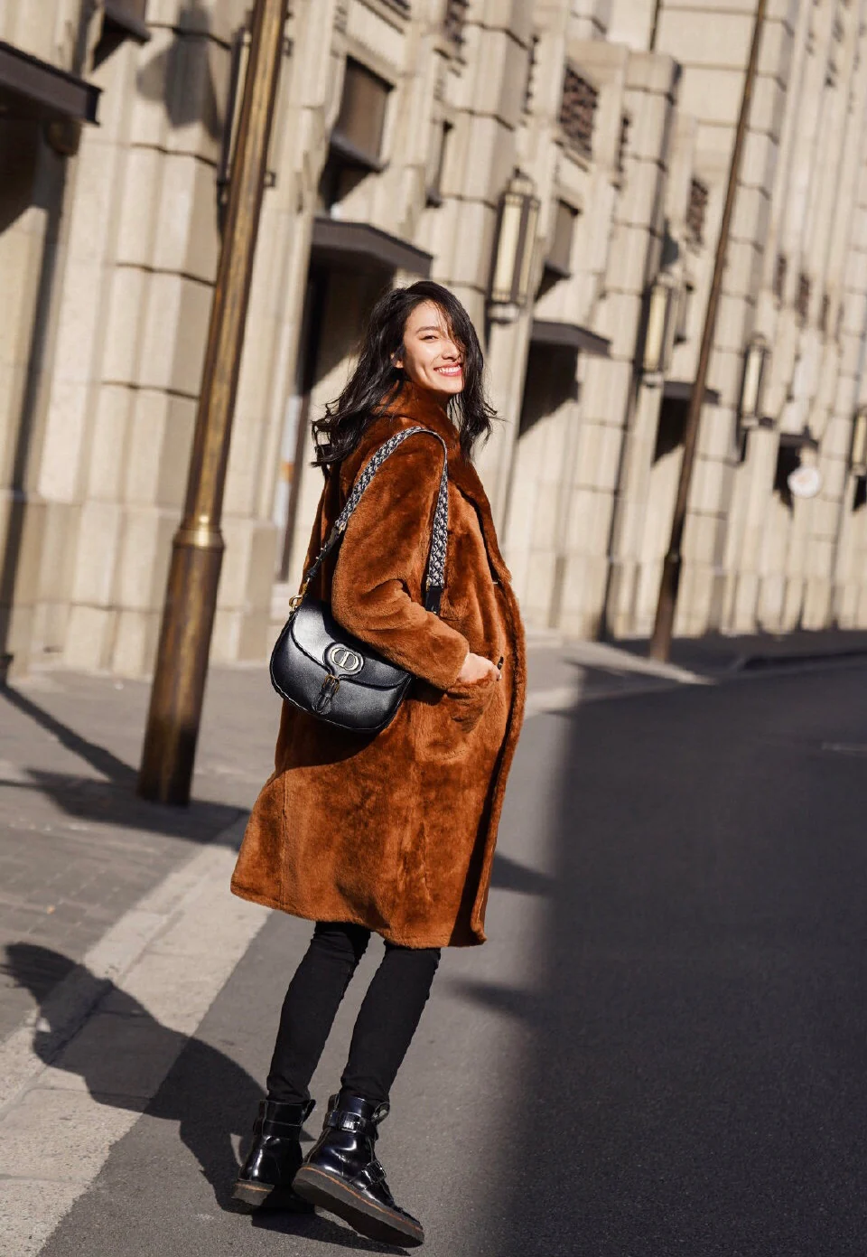 Часы Dior Bobby, черные, большого размера, с широкими плечевыми лямками.