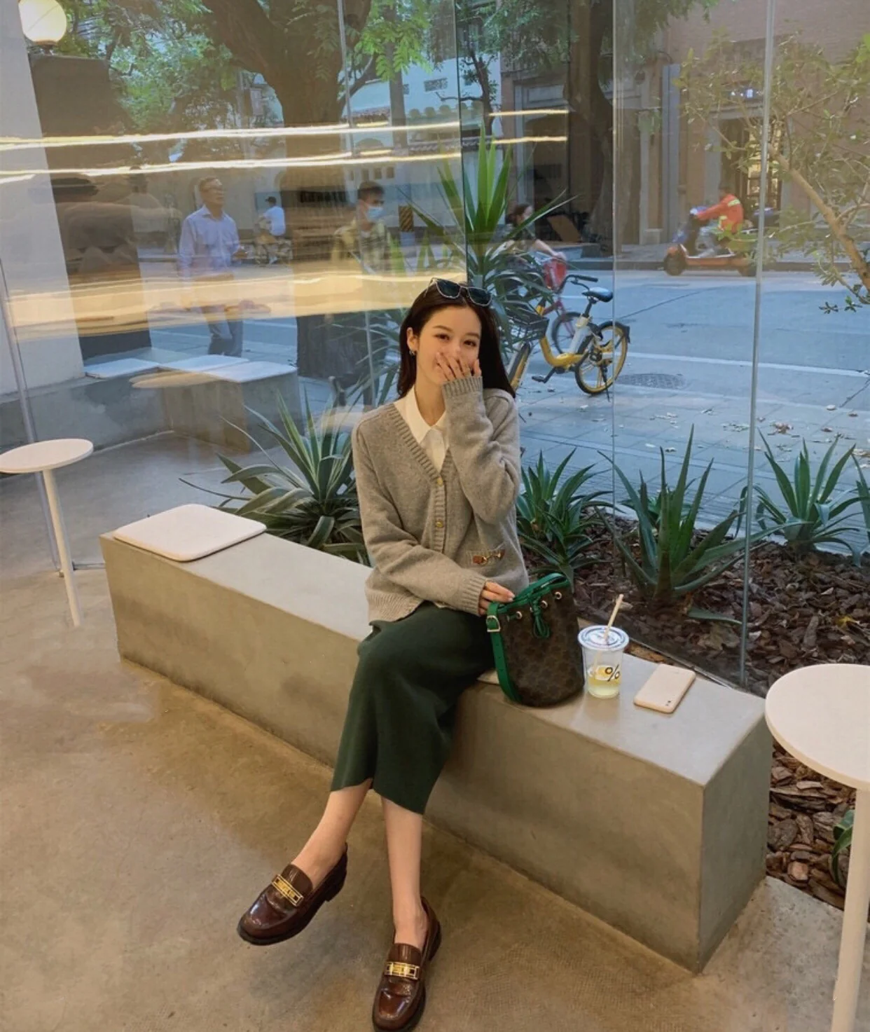 Маленькая холщовая сумка Celine Triomphe на завязках - зеленая с монограммой.