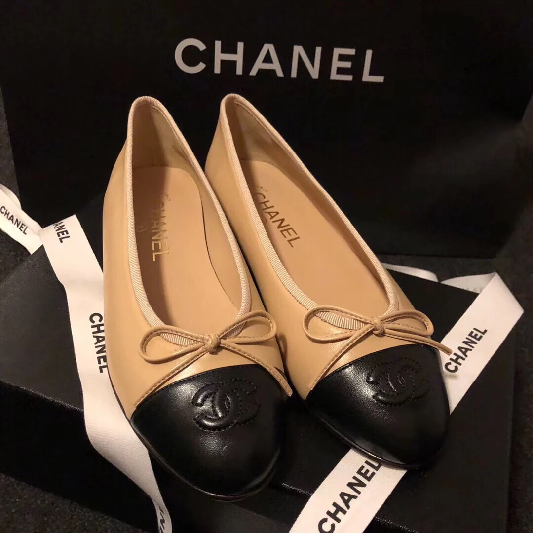 Chanel - Кожаные балетки абрикосового цвета