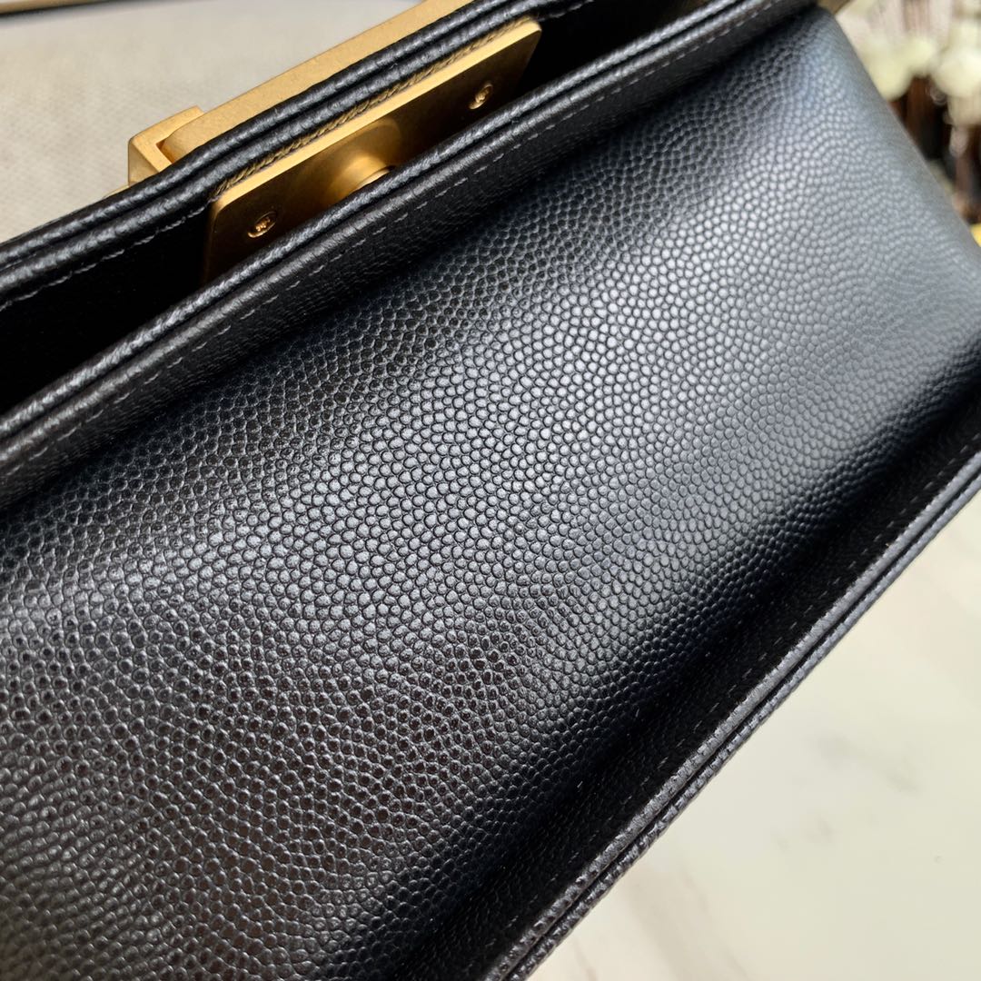 Chanel Boy 20 см, черный шар, золотой