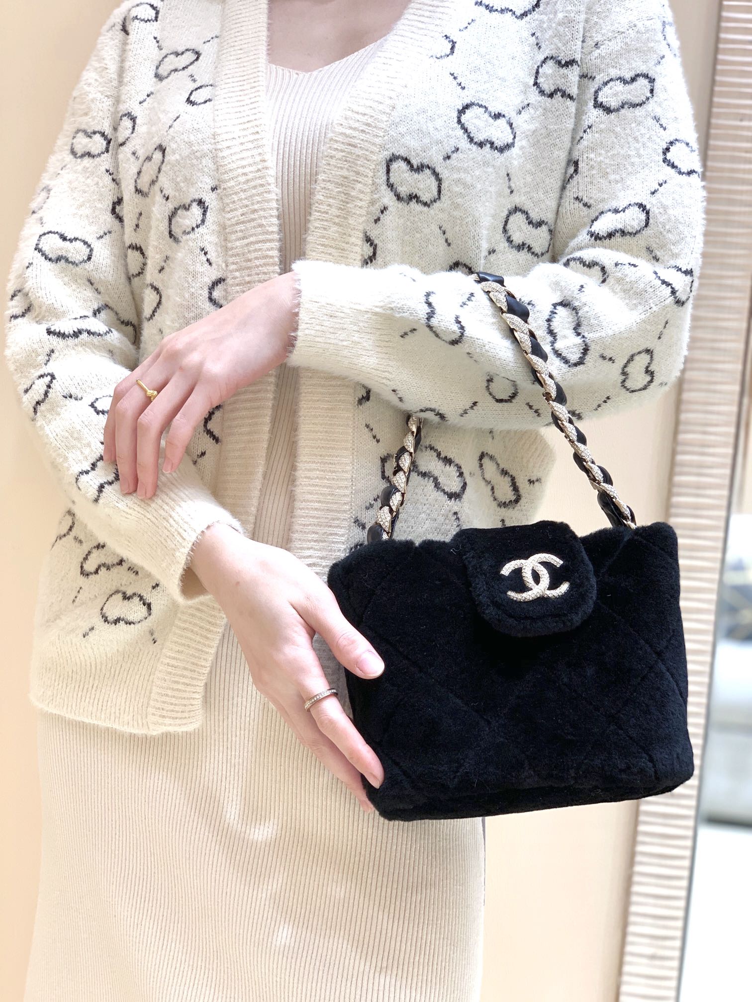 Сумка Chanel из овчины с цепочкой и бриллиантами - 1