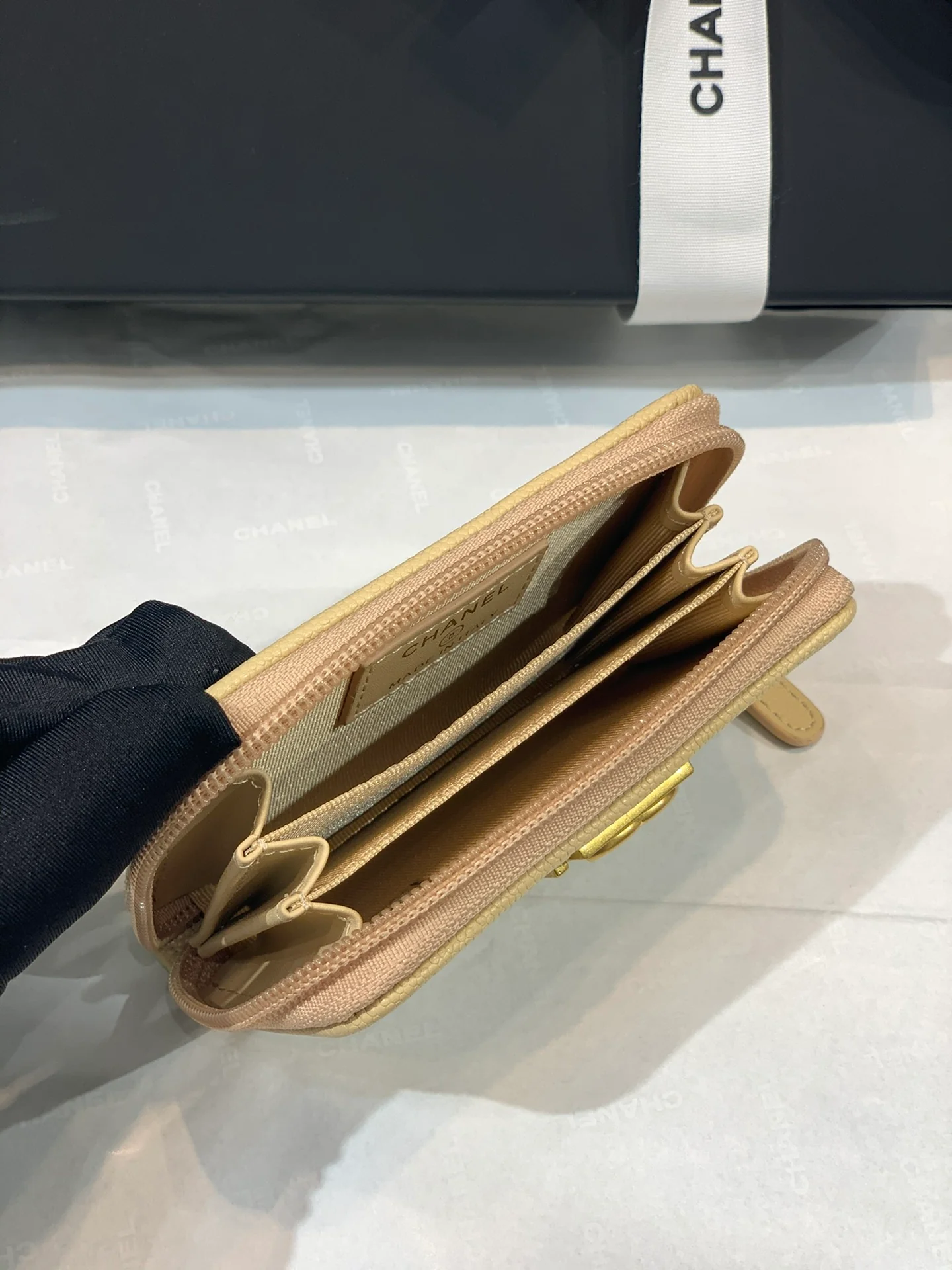 Монетоприемник Chanel Le Boy Classic на молнии - желтый