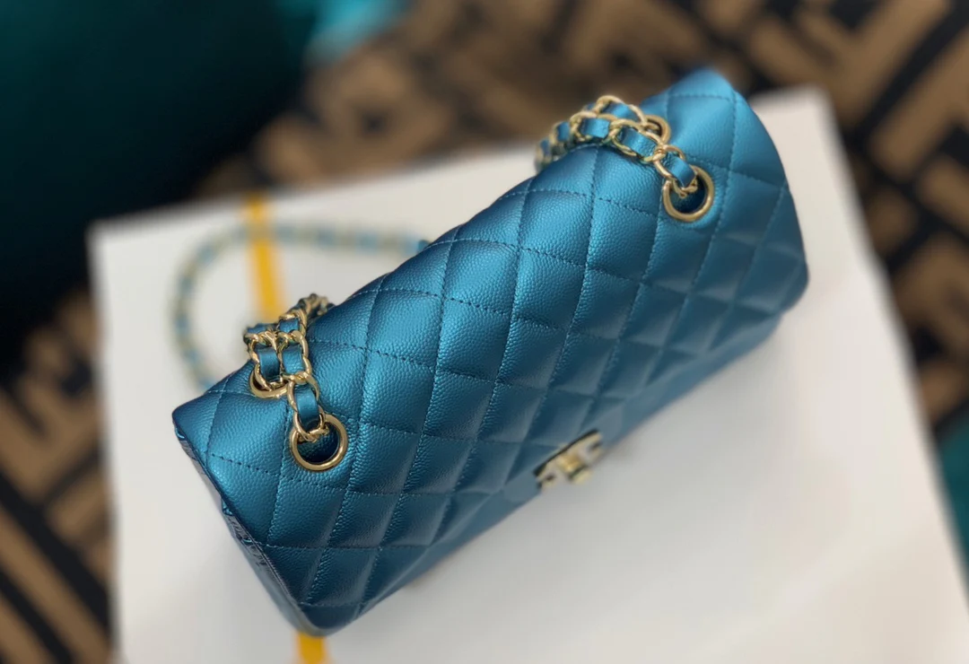 Chanel - Маленькая сумка из телячьей кожи с шариковым узором - CF - Жемчужно-голубой - 23 см