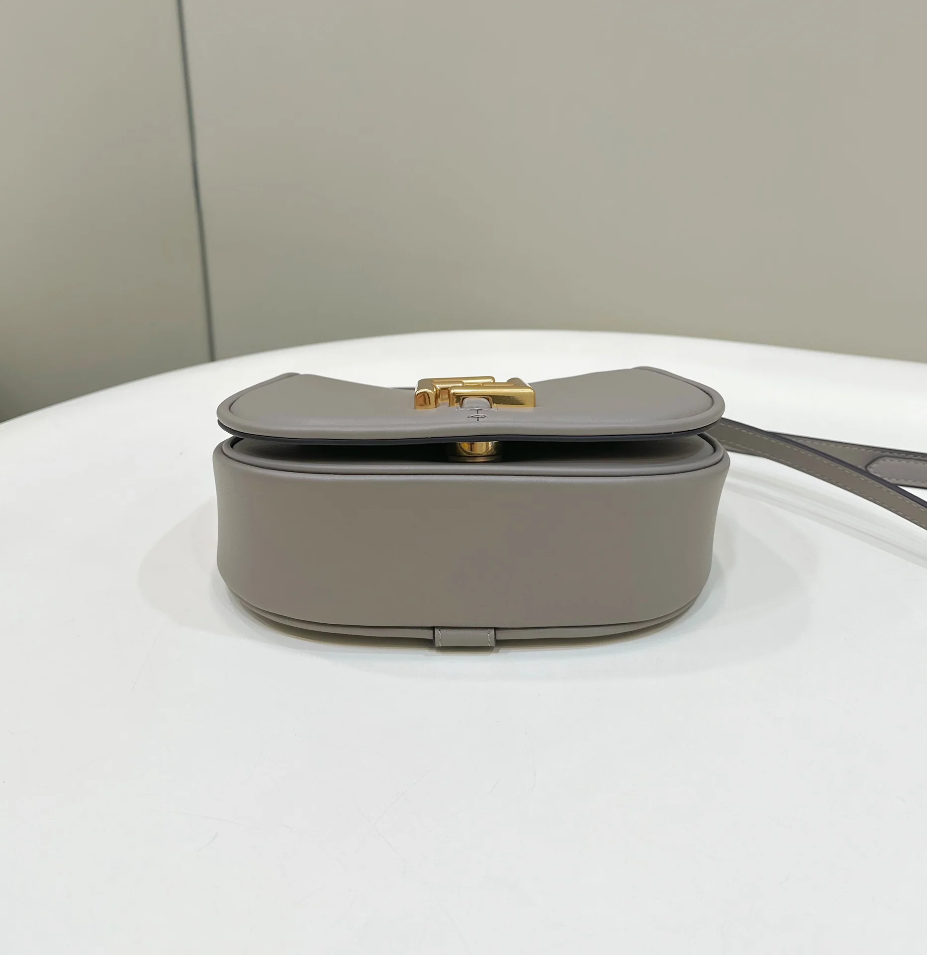 Сумка-седло Fendi в стиле ретро с клапаном — цементно-серый