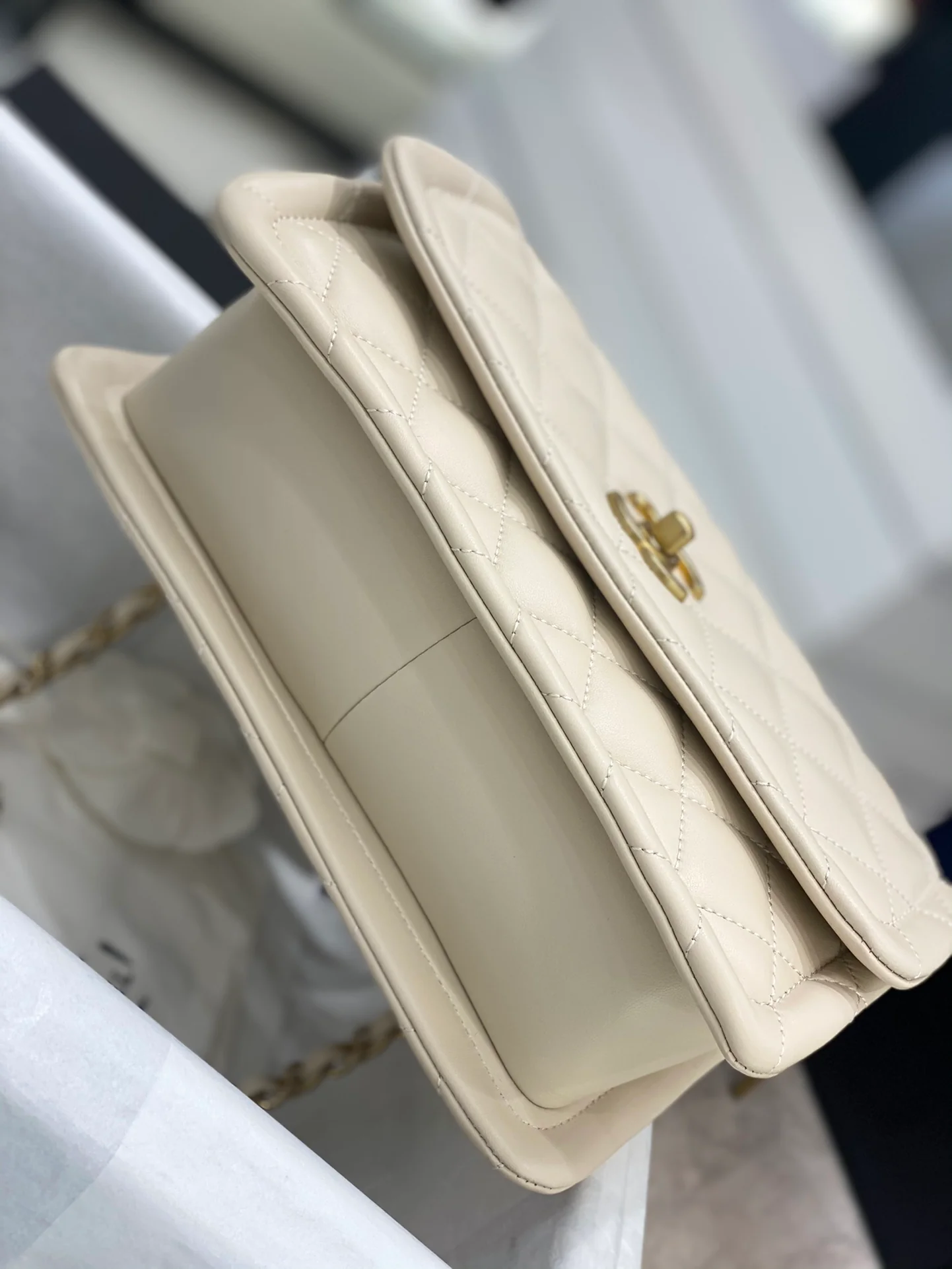 Классическая коллекция Chanel CF - Новинка сезона осень/зима 2020 - Кожа ягненка с золотой фурнитурой - Белый