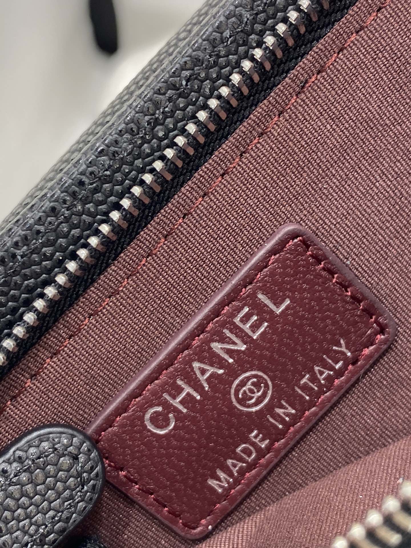 Chanel - Кожаная сумка для телефона с рисунком личи - Черная