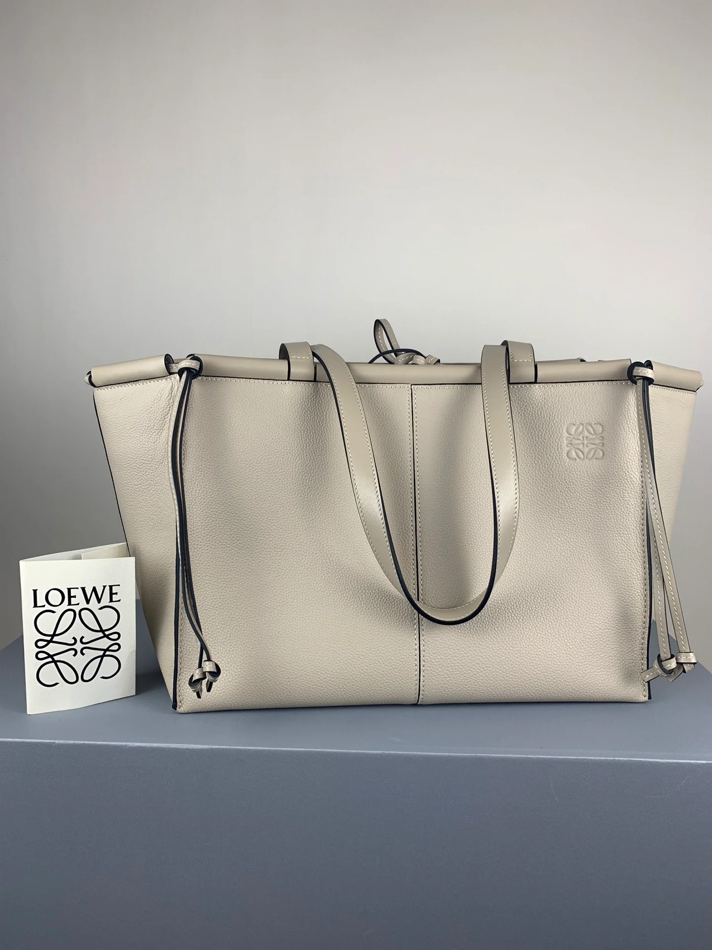 Сумка-тоут Loewe из телячьей кожи, белая.