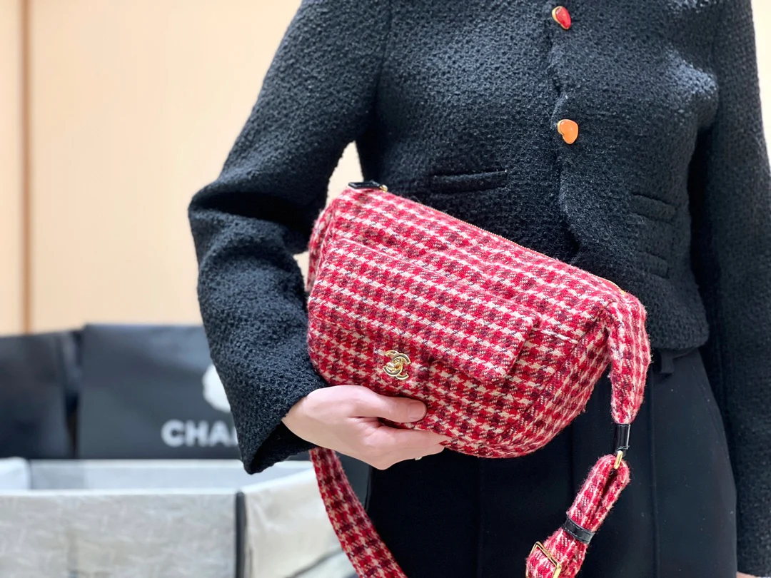 Сумка-хобо Chanel с узором ?гусиная лапка? — красная.