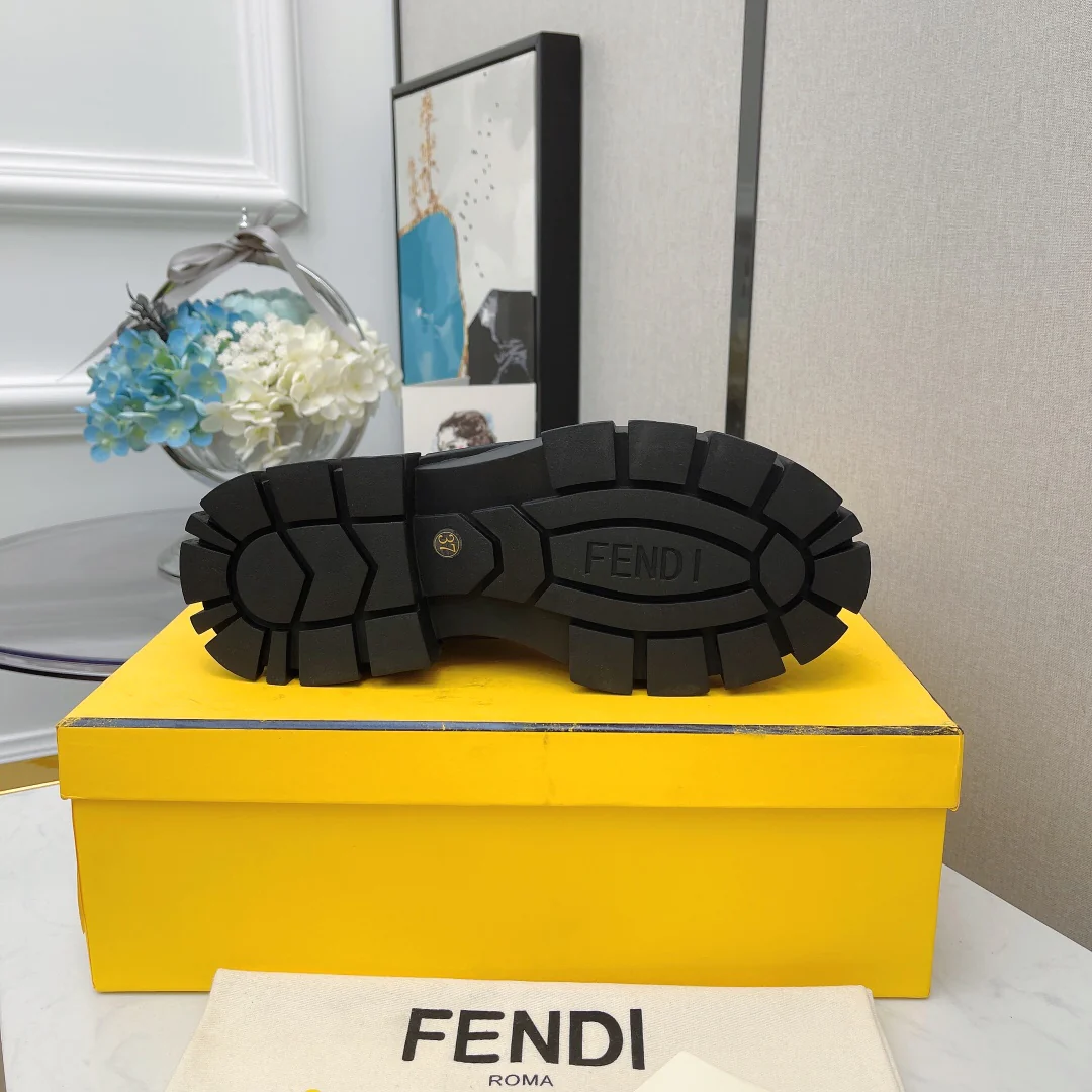 Новинка сезона осень/зима 2022 от Fendi - Ботинки Martin - Ботинки на платформе до середины икры