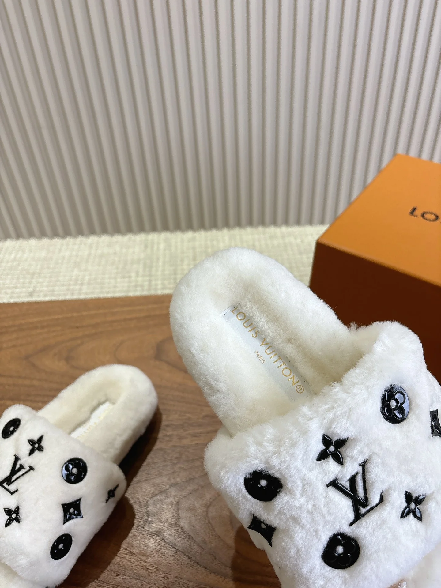 LV-2024 Шерстяные тапочки - Белые - 1