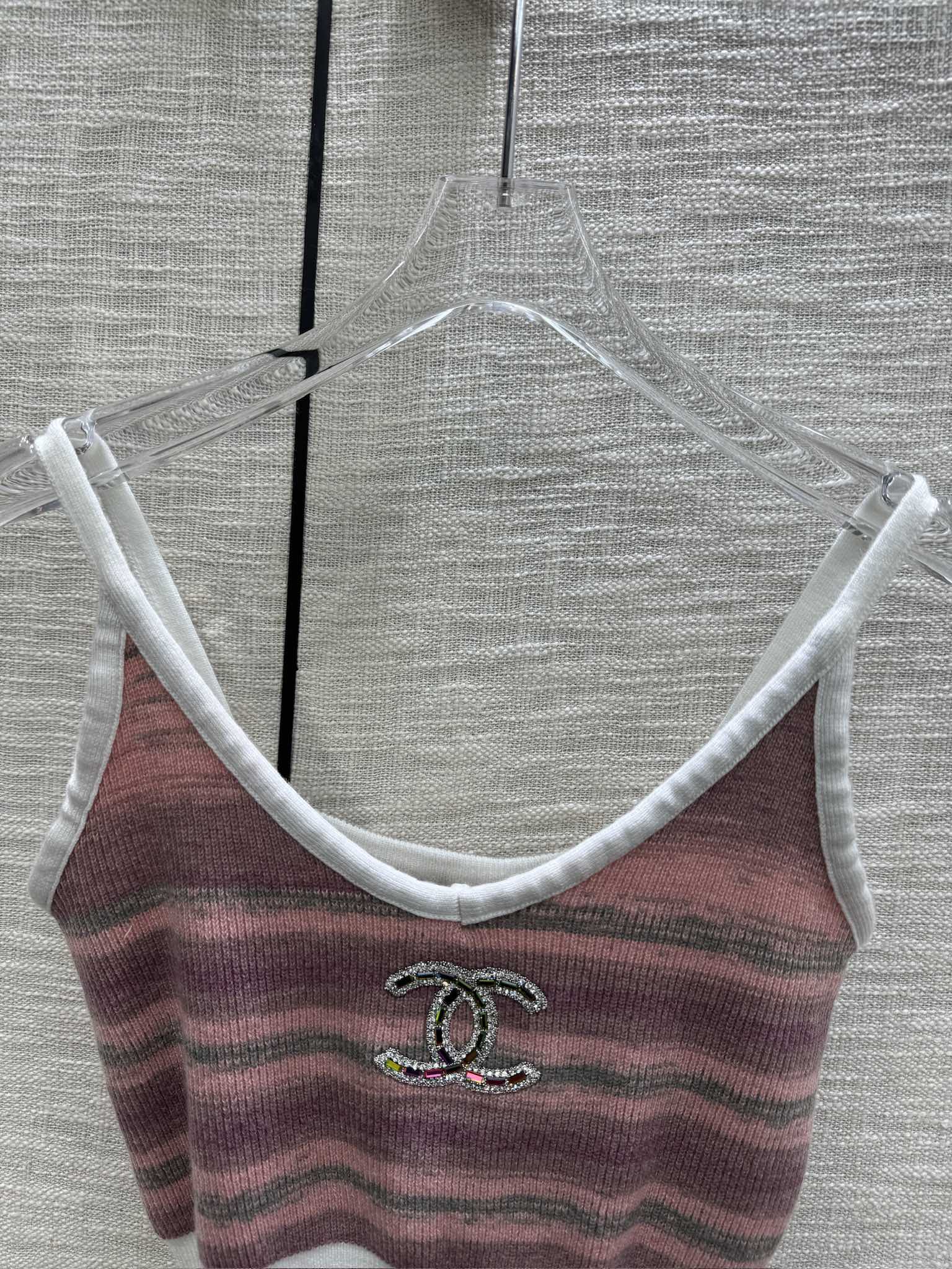 Chanel 2403 - Вязаная майка с V-образным вырезом и полосатым узором в стиле колор-блок