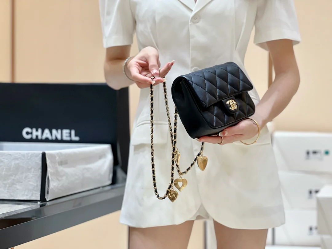 Новинка сезона осень/зима 2022 от Chanel - Сумка с подвеской в ??виде сердца на цепочке - Лимитированная серия - Черная
