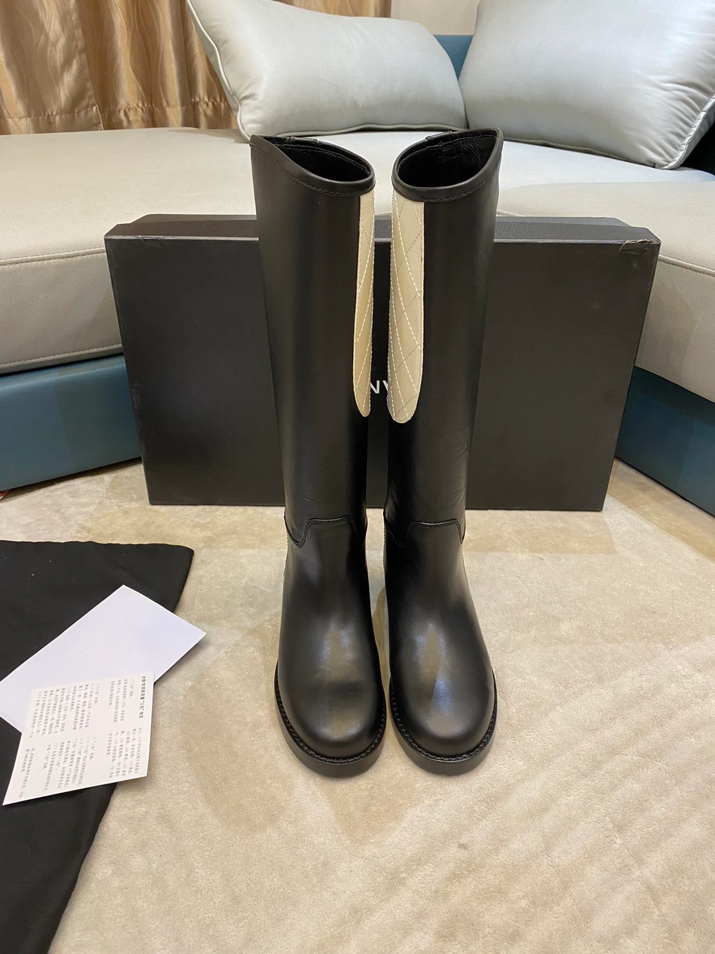 Новинка 2022 года от Chanel — кожаные сапоги.