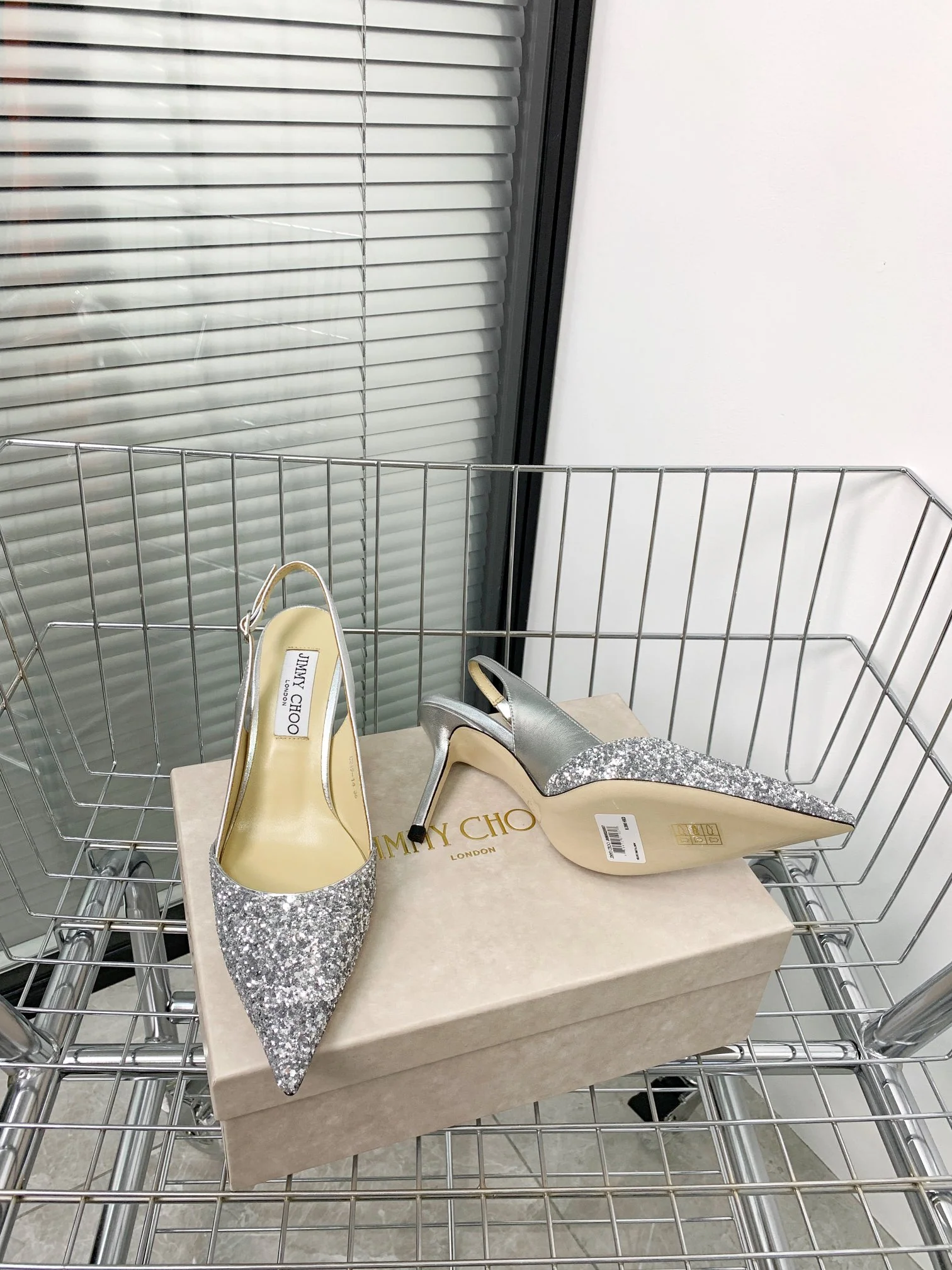 Новинки коллекции Jimmy весна/лето 2022 — туфли на высоком каблуке с пайетками.