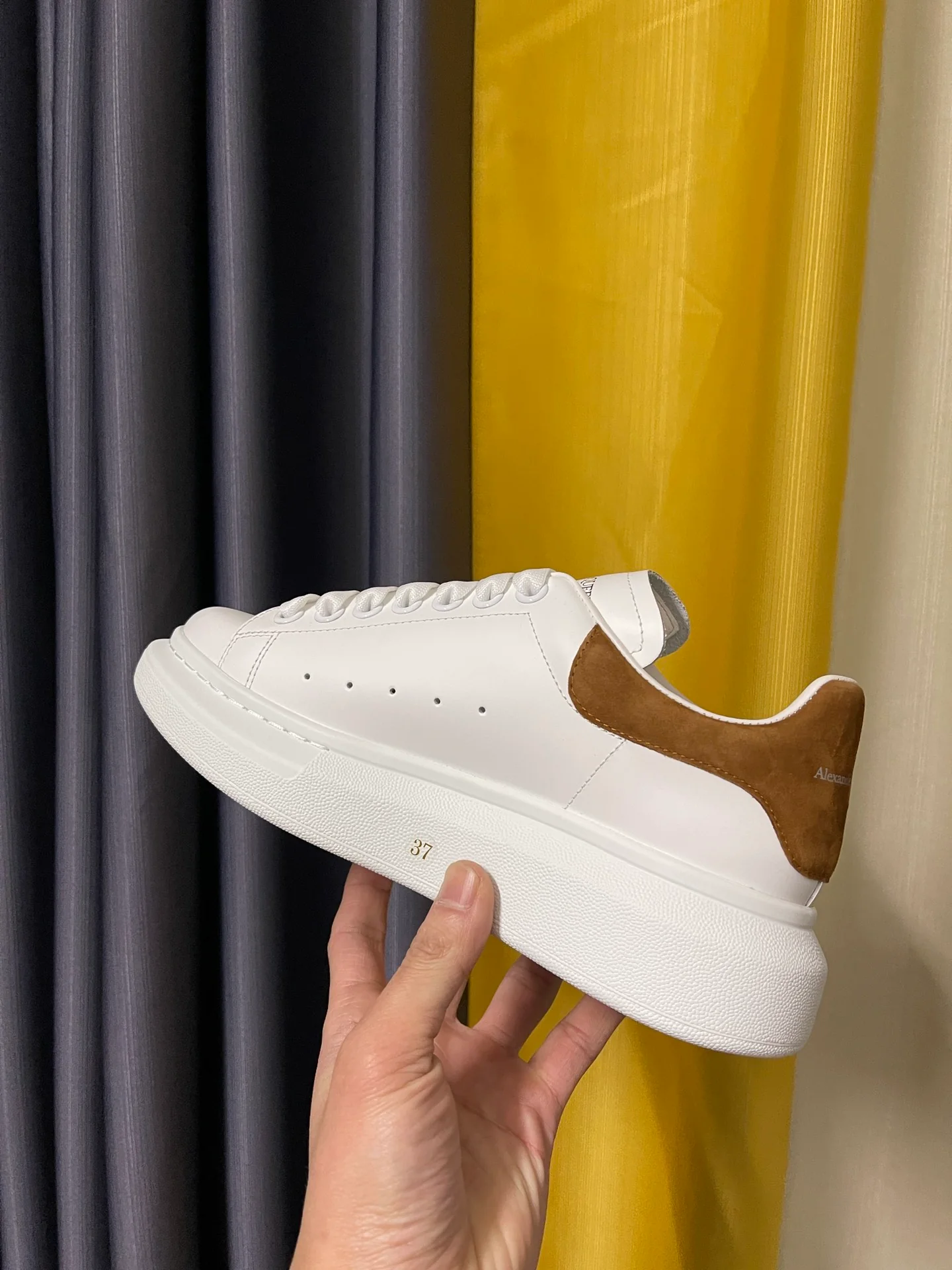 Классические белые кроссовки McQueen - унисекс - коричневый бархатный каблук - премиум-издание